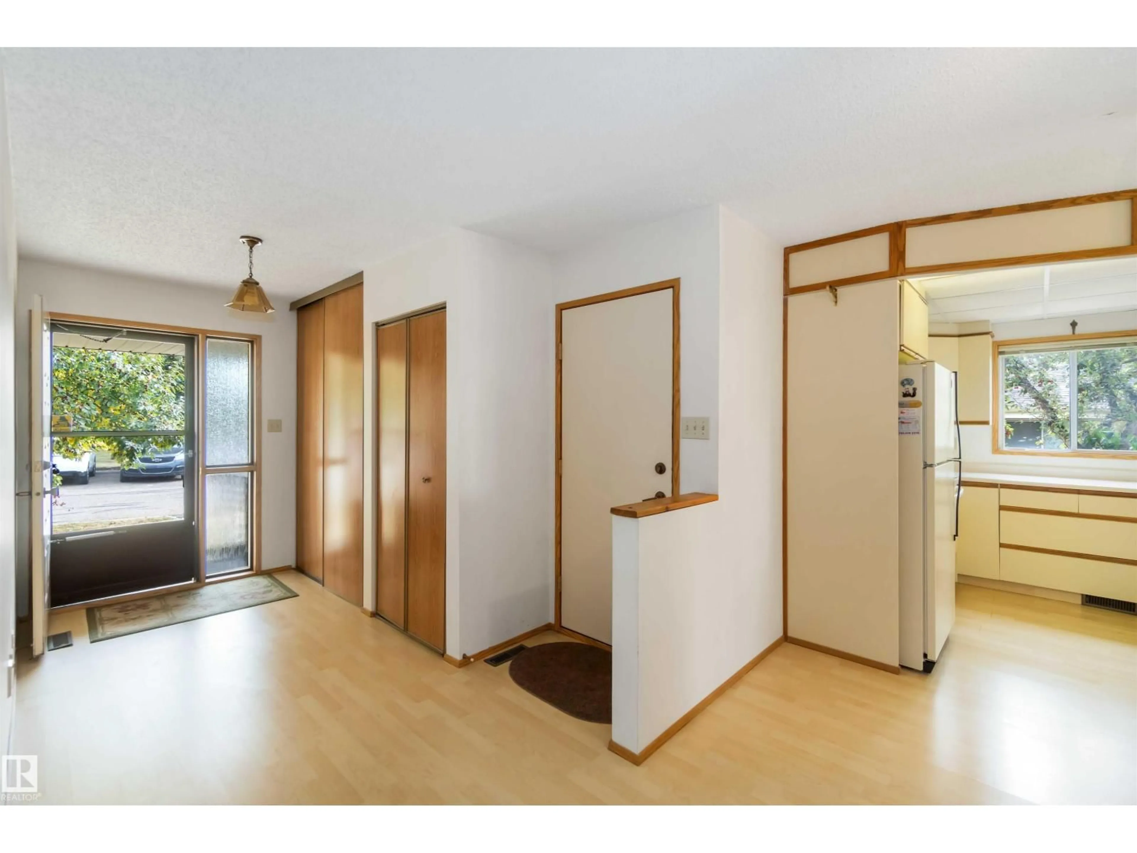 Indoor foyer for 223 OEMING RD, Edmonton Alberta T6R1M1
