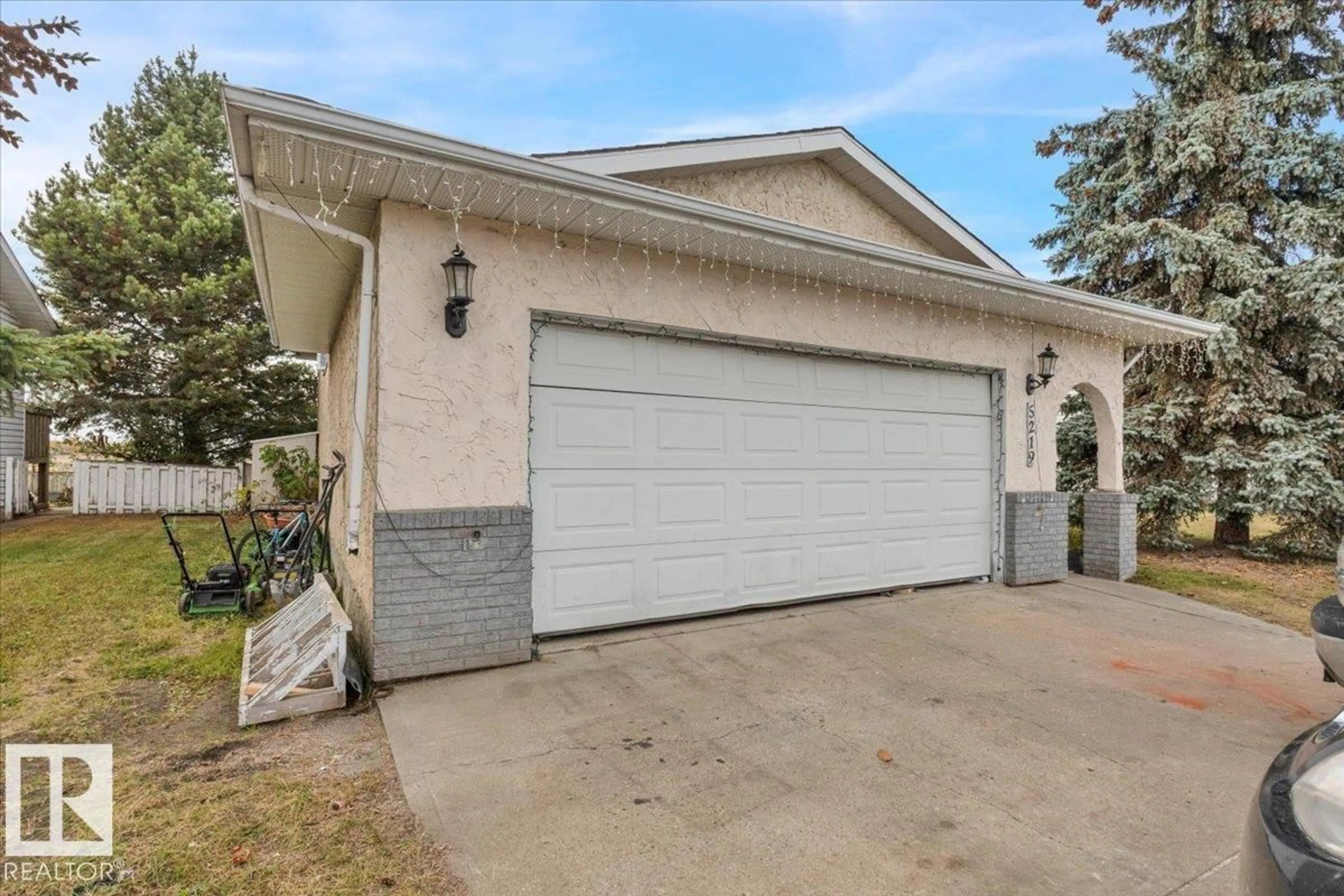 Indoor garage for 5219 45 ST, Tofield Alberta T0B4J0