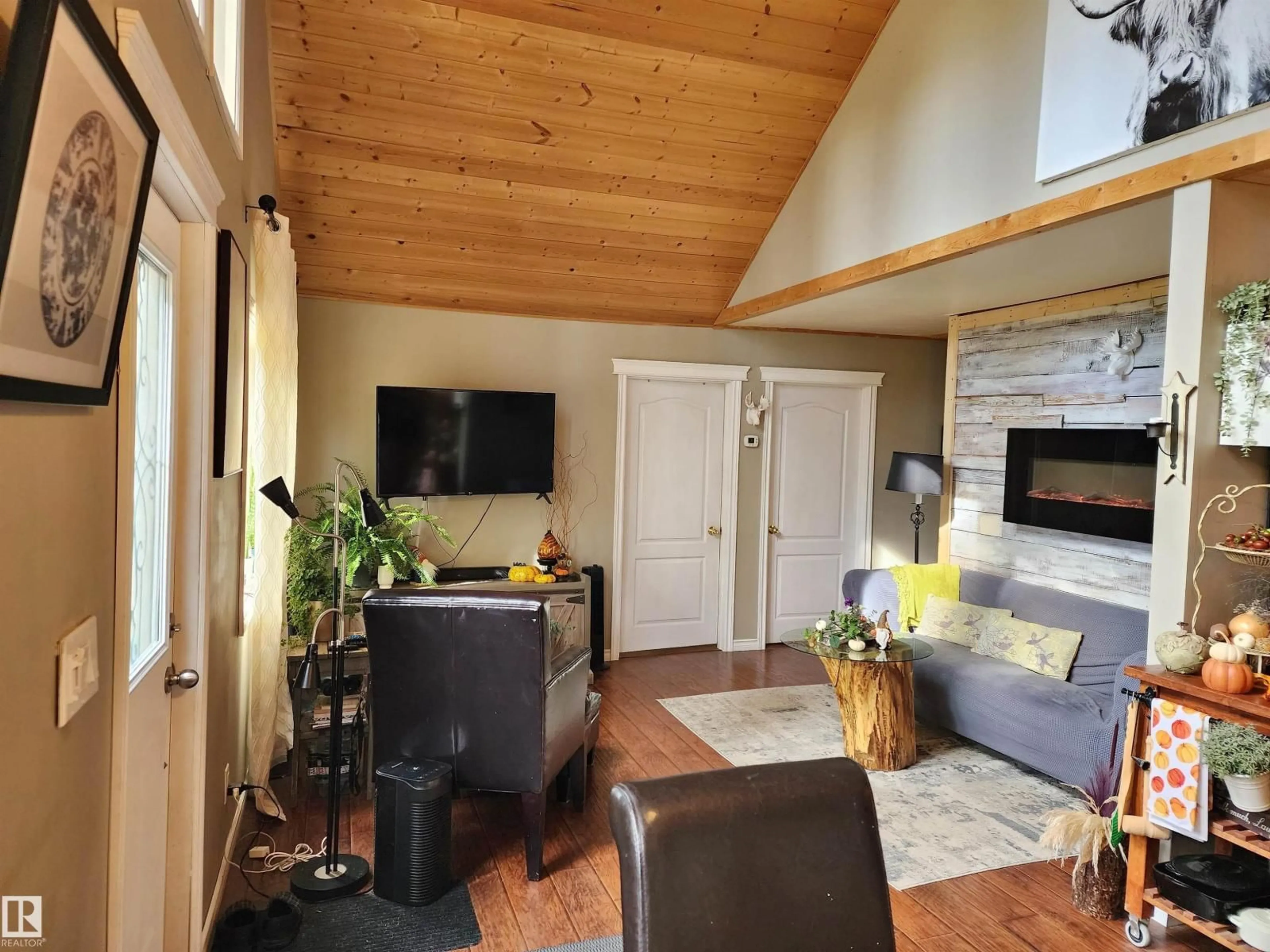 Living room with furniture, wood/laminate floor for 310 - 55061 TWP ROAD 462, Rural Wetaskiwin County Alberta T0C0T0