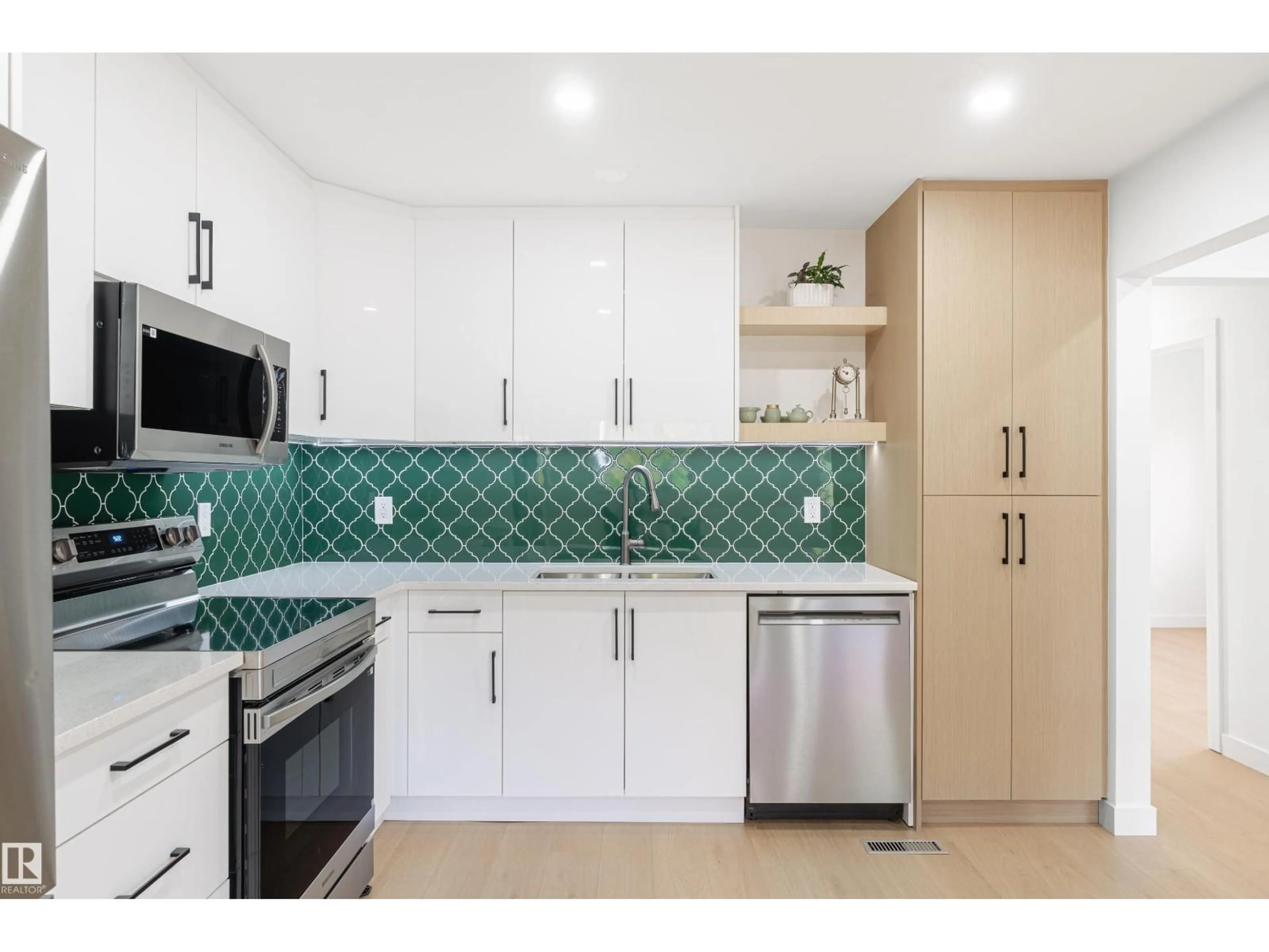 Standard kitchen, ceramic/tile floor for 18031 96 AV, Edmonton Alberta T5T2Z3