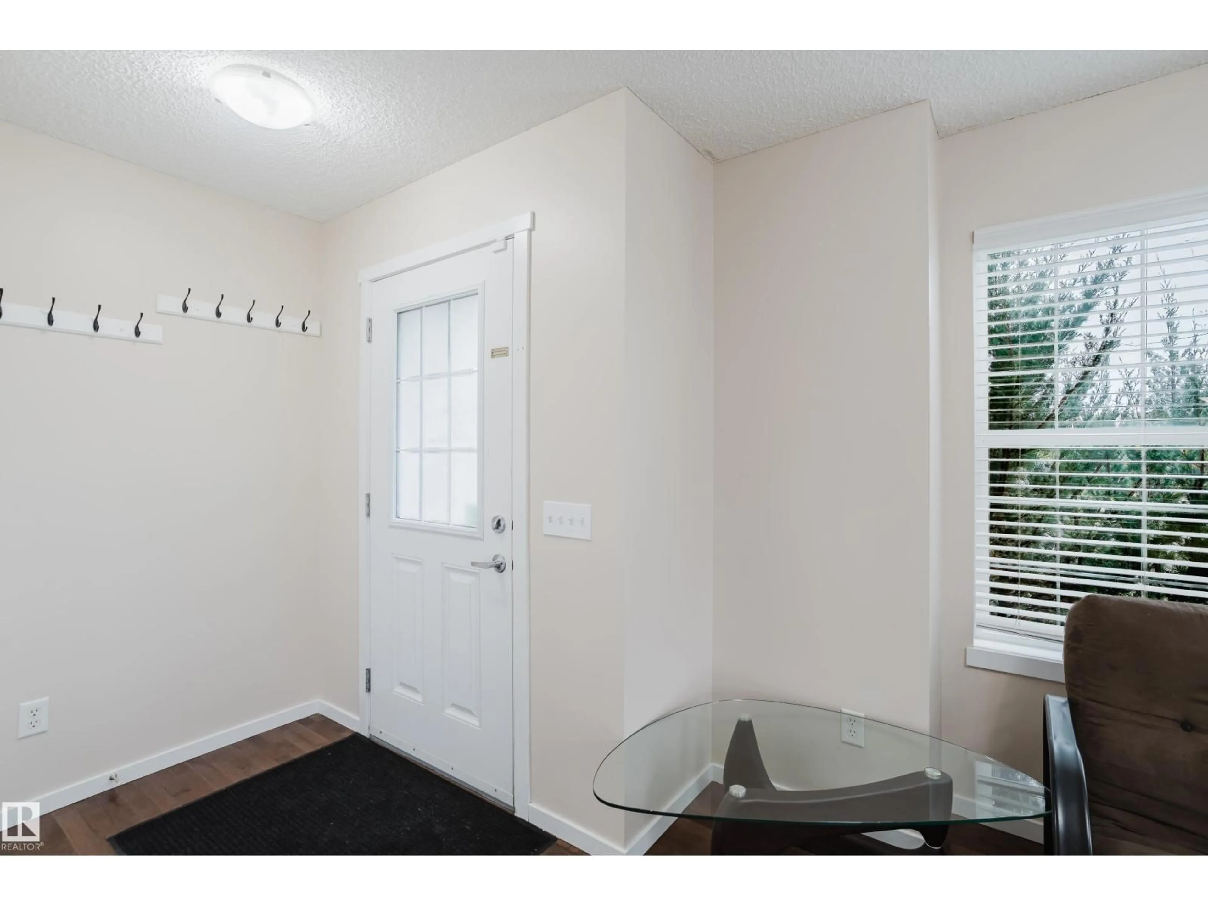 Indoor entryway for 6028 3 AV SW, Edmonton Alberta T6X0E6