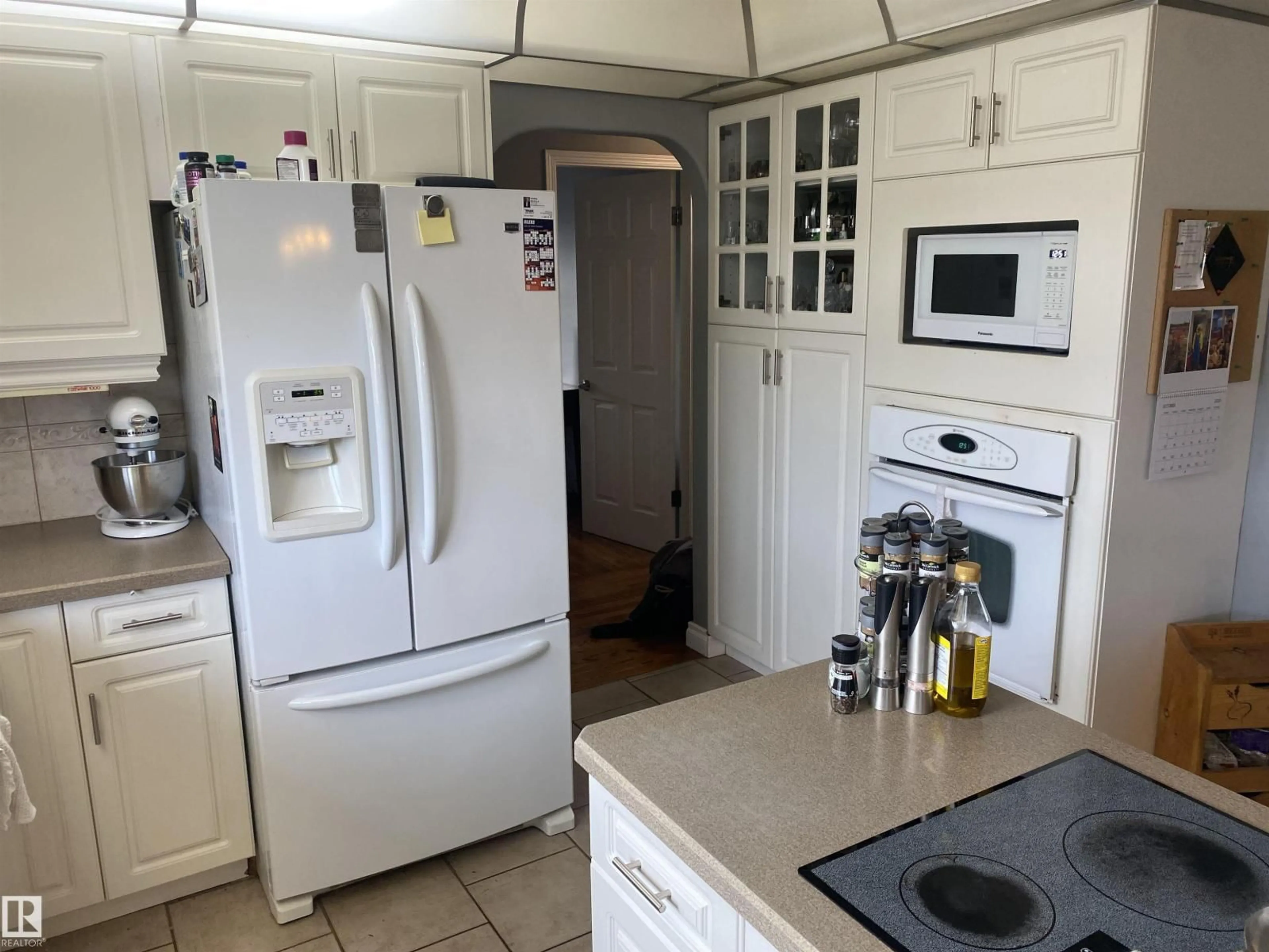 Standard kitchen, unknown for 4719 47 ST, Gibbons Alberta T0A1N0
