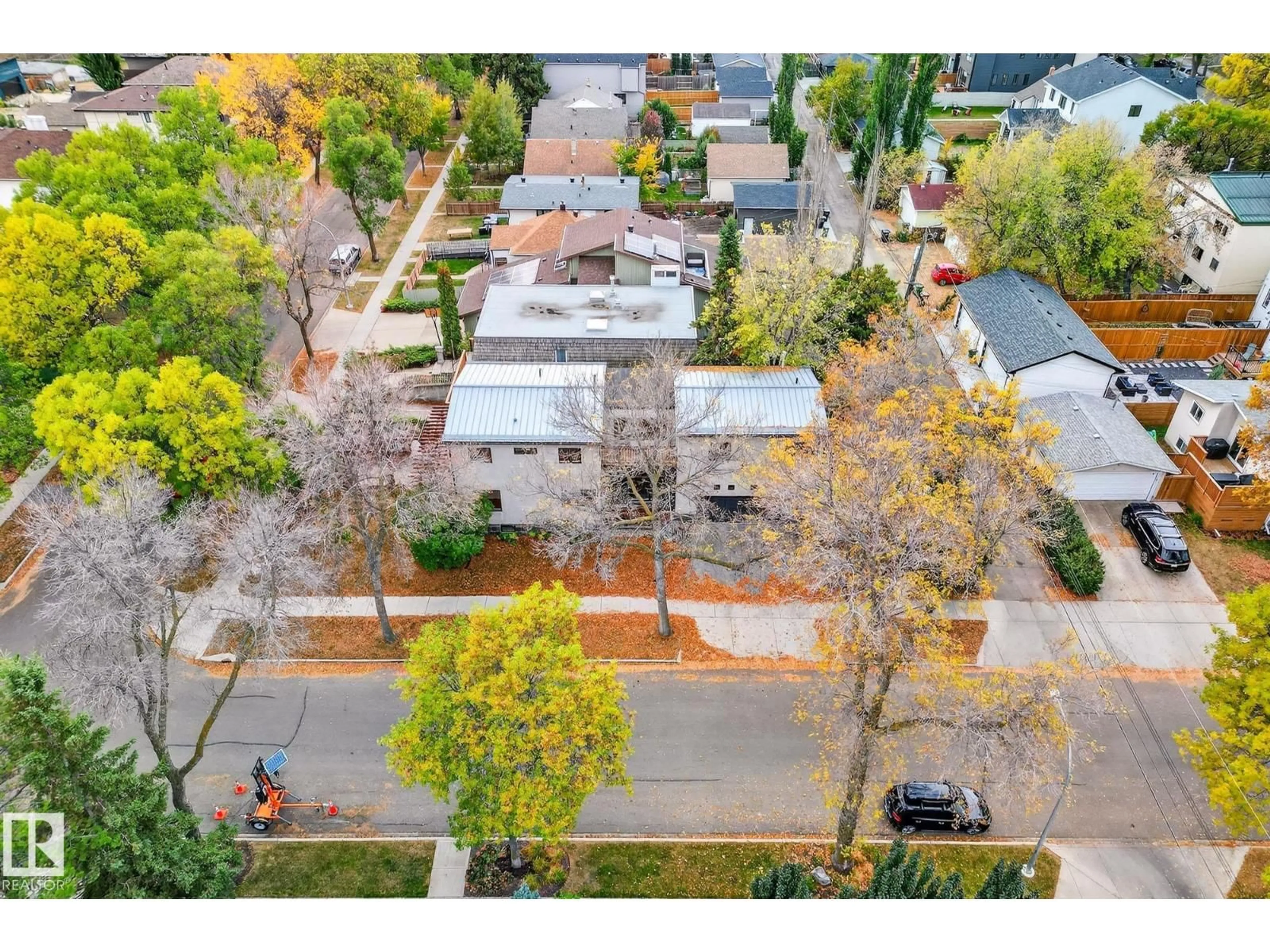 A pic from outside/outdoor area/front of a property/back of a property/a pic from drone, street for 8860 93 ST, Edmonton Alberta T6C3T1