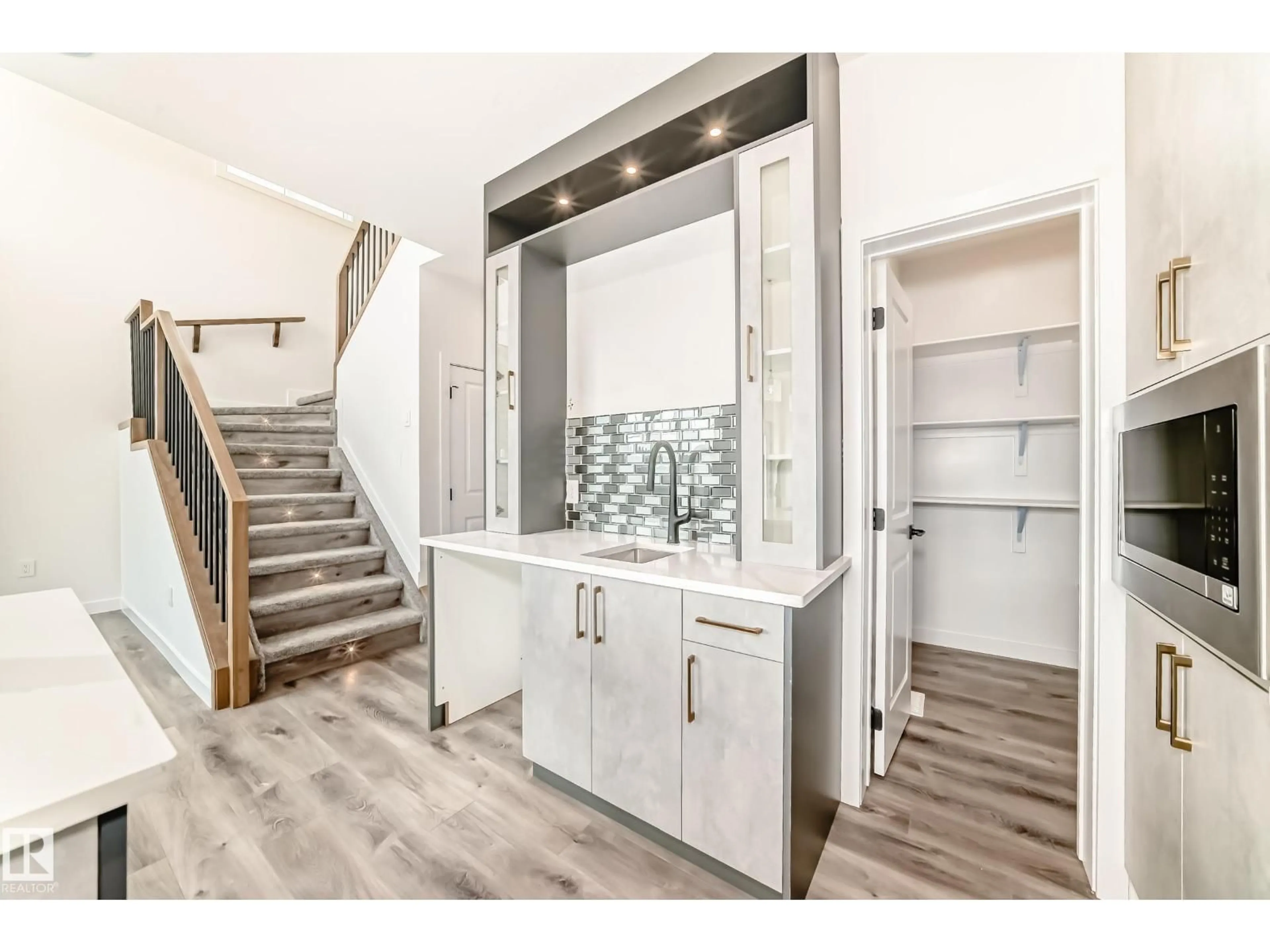 Indoor entryway for 39 MEADOWGROVE LN, Spruce Grove Alberta T7X0W2