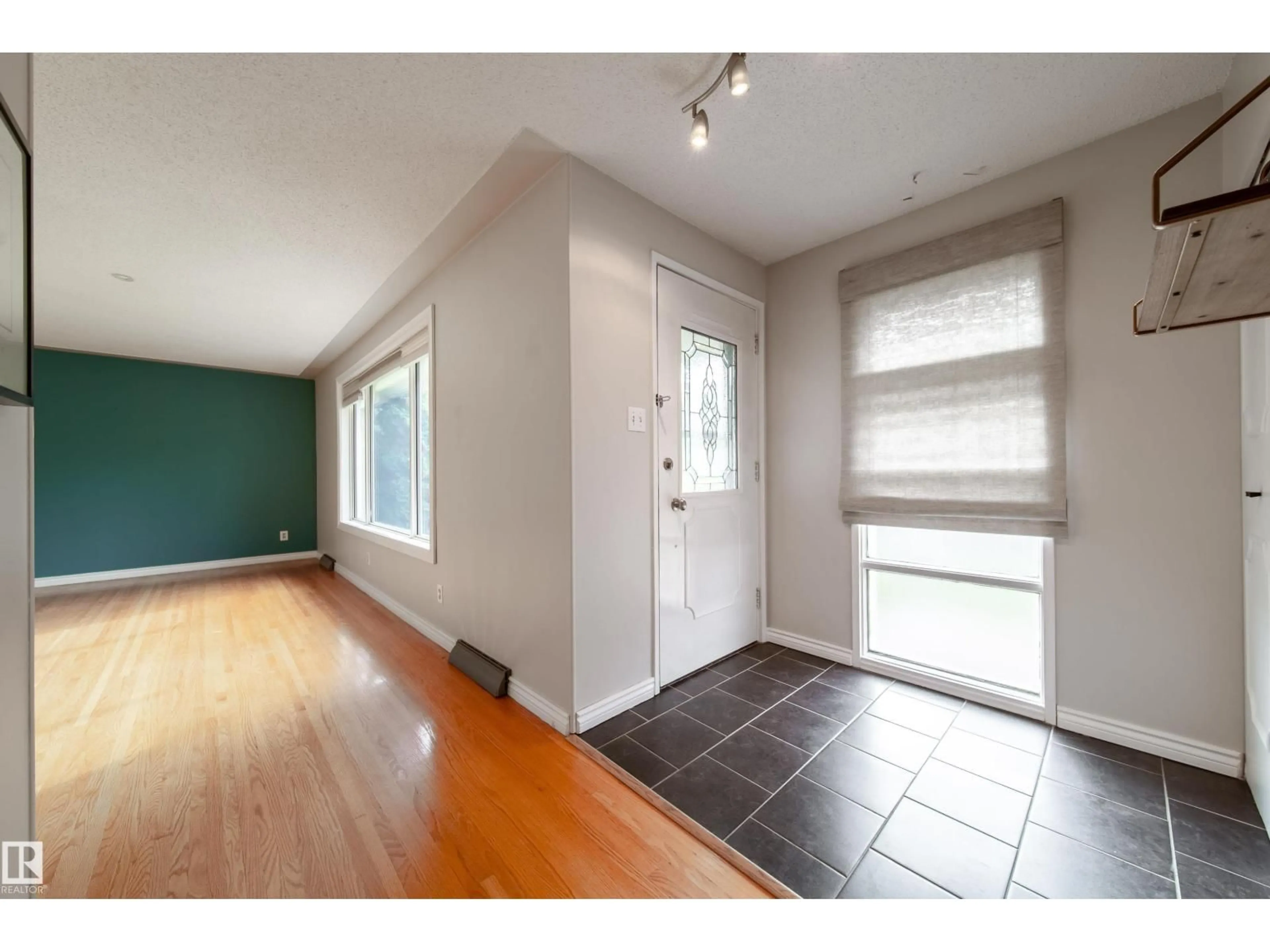 Indoor entryway for 7135 87 ST, Edmonton Alberta T6C3G1