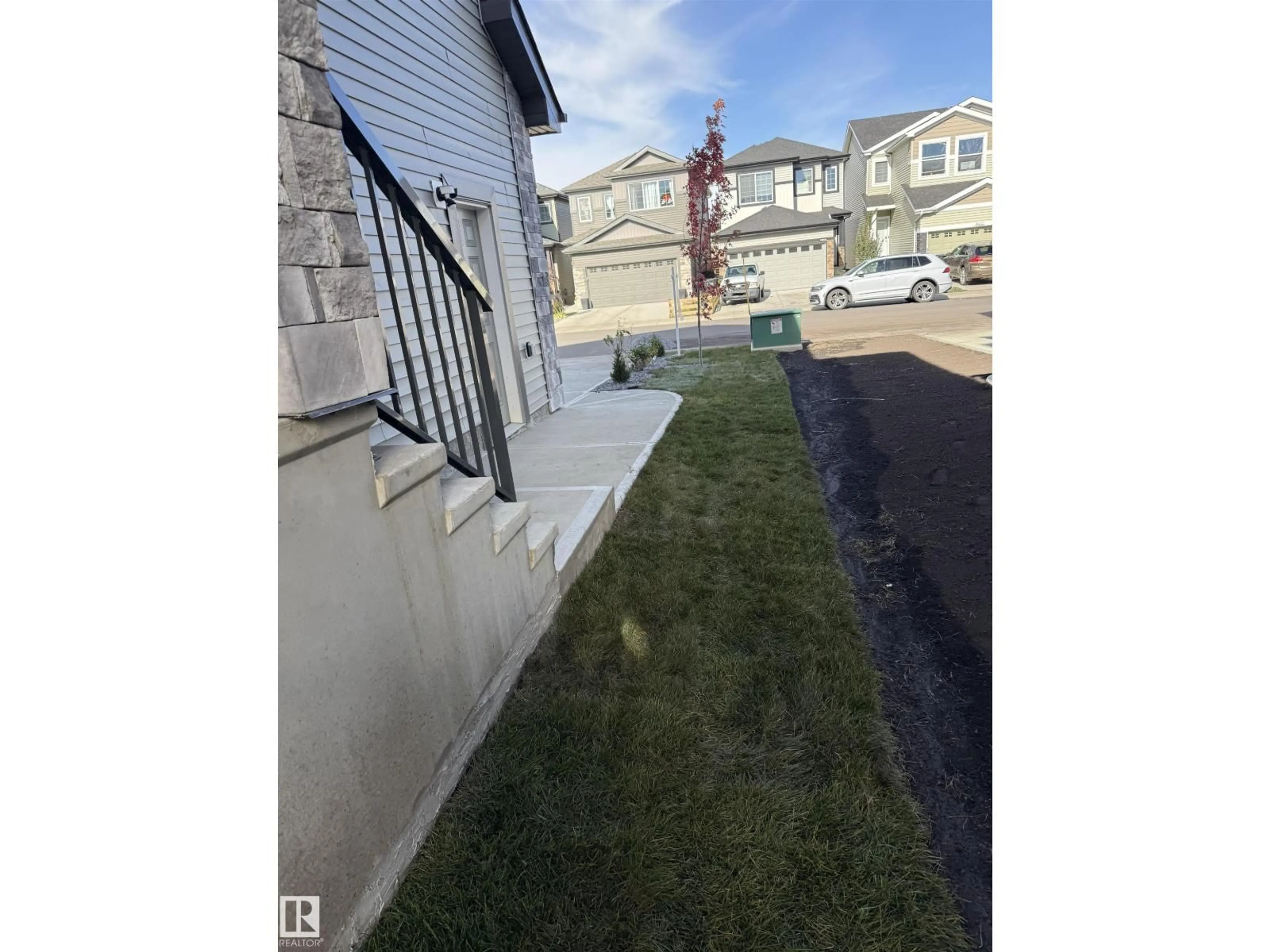 A pic from outside/outdoor area/front of a property/back of a property/a pic from drone, street for 9451 PEAR CRESCENT, Edmonton Alberta T6X2Z5