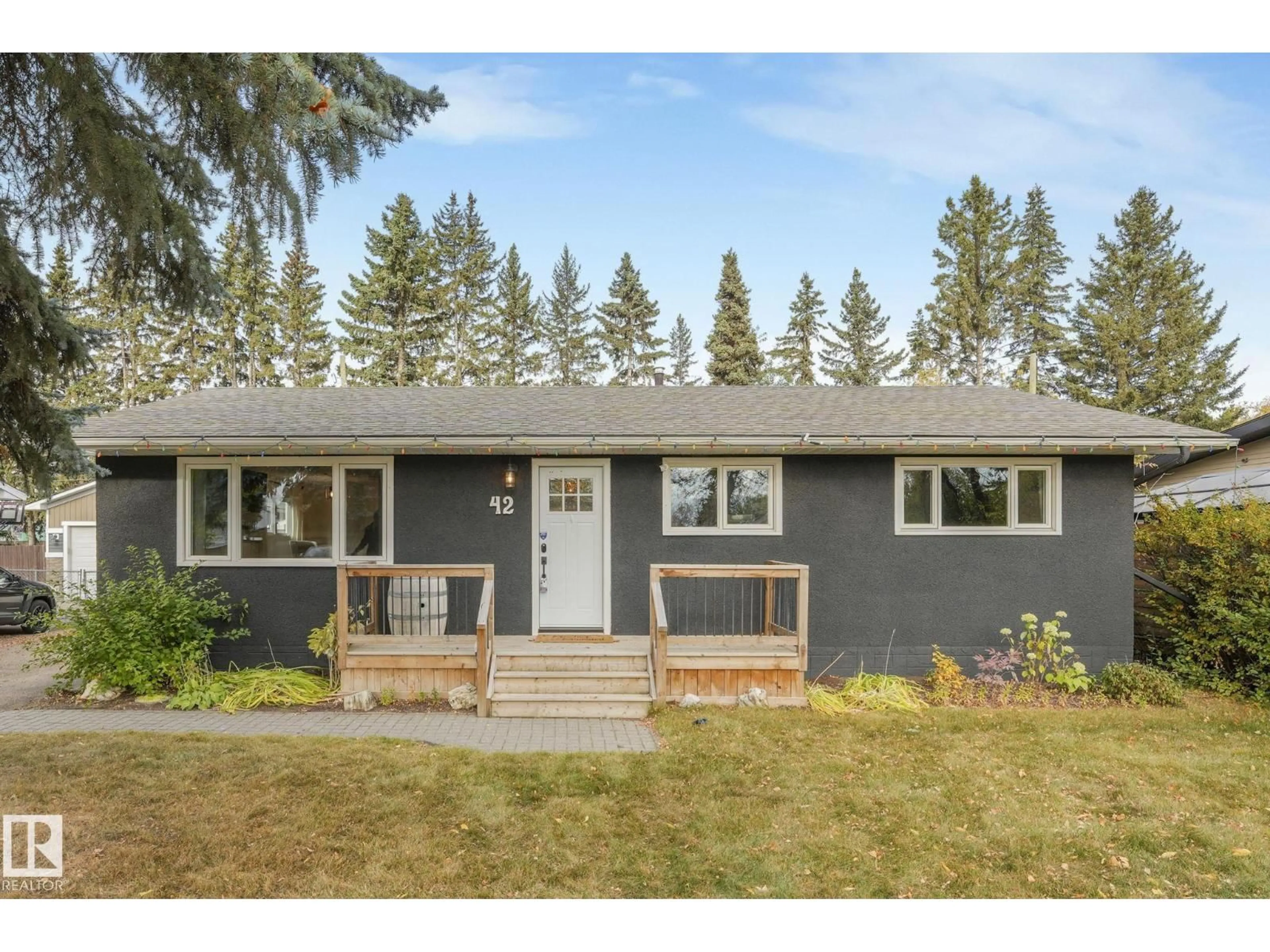 Home with vinyl exterior material, street for 42 SONORA DR, St. Albert Alberta T8N0L5