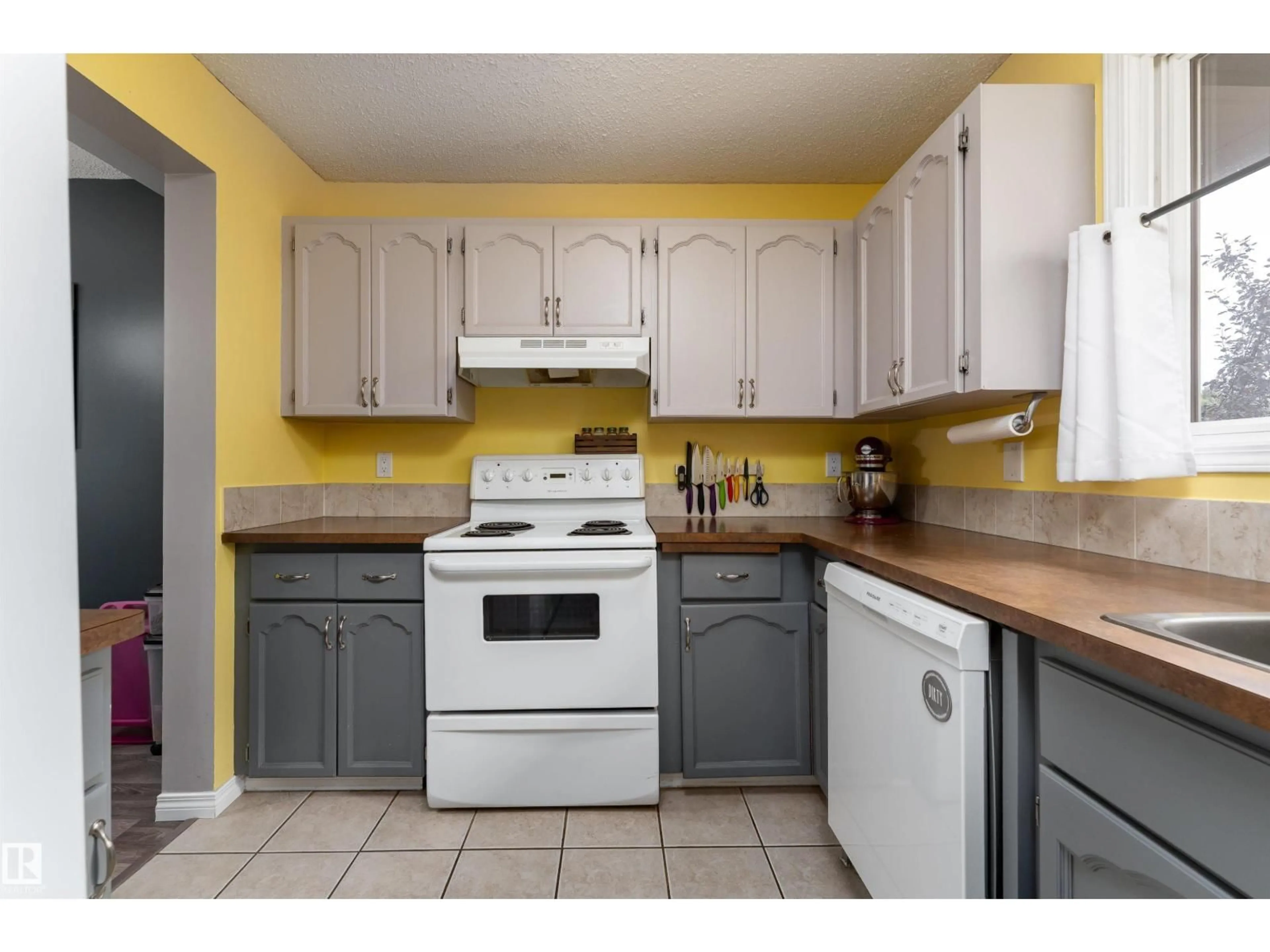 Standard kitchen, unknown for 3231 142 AV, Edmonton Alberta T5Y1H9
