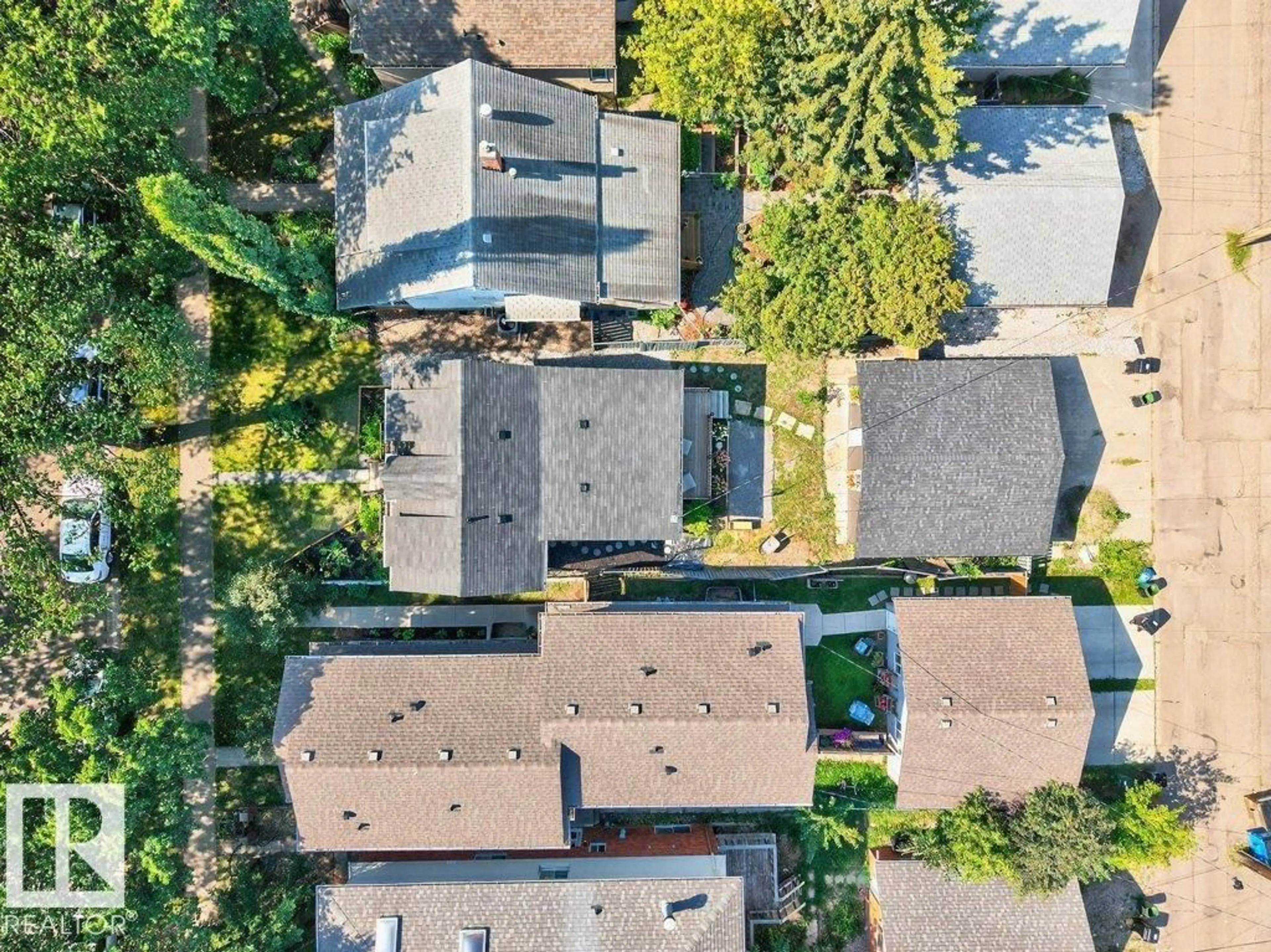 A pic from outside/outdoor area/front of a property/back of a property/a pic from drone, street for NW - 9738 81 AV, Edmonton Alberta T6E1W2