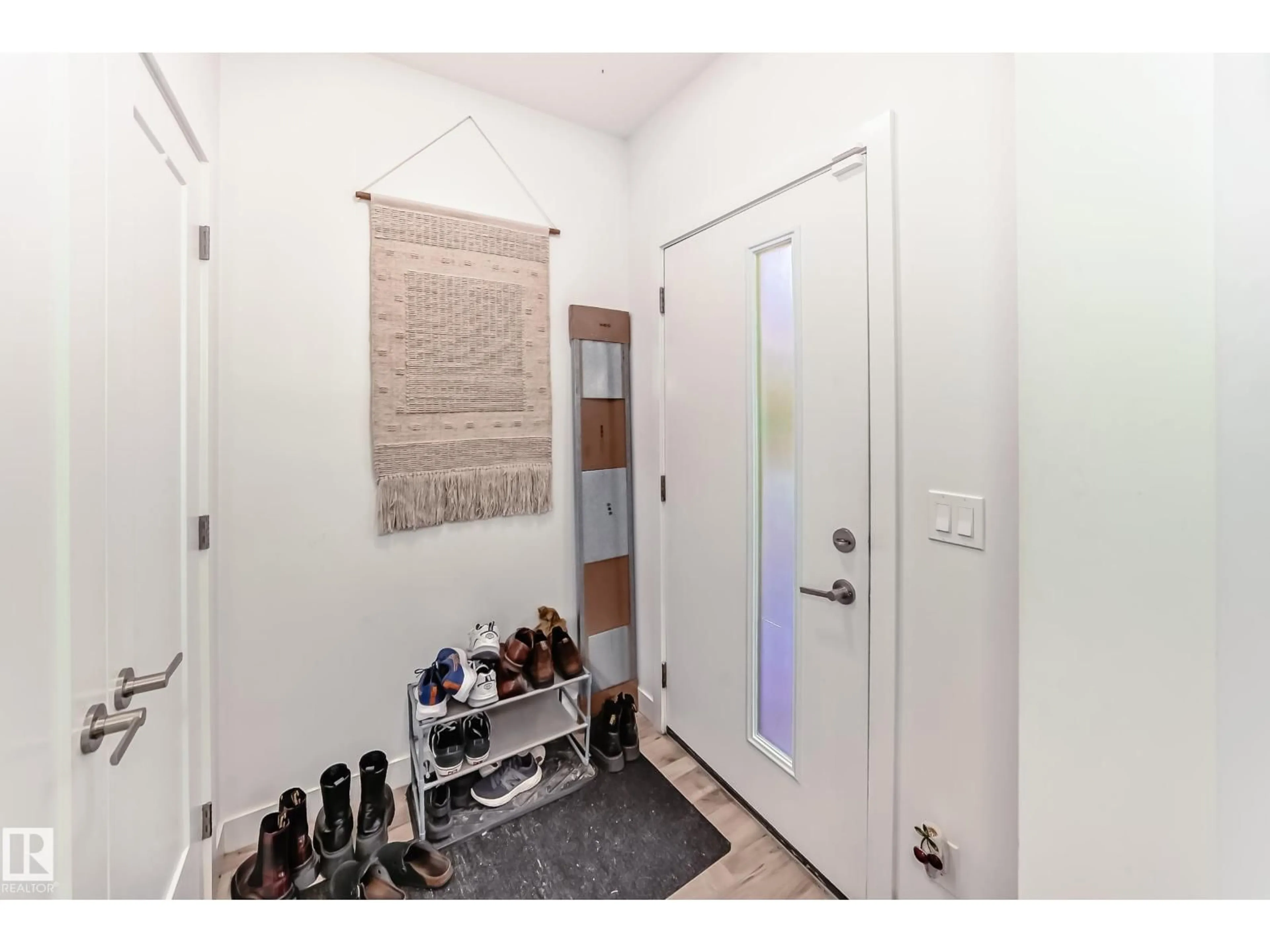 Indoor entryway for #2 - 11326 95A ST, Edmonton Alberta T5G1P1