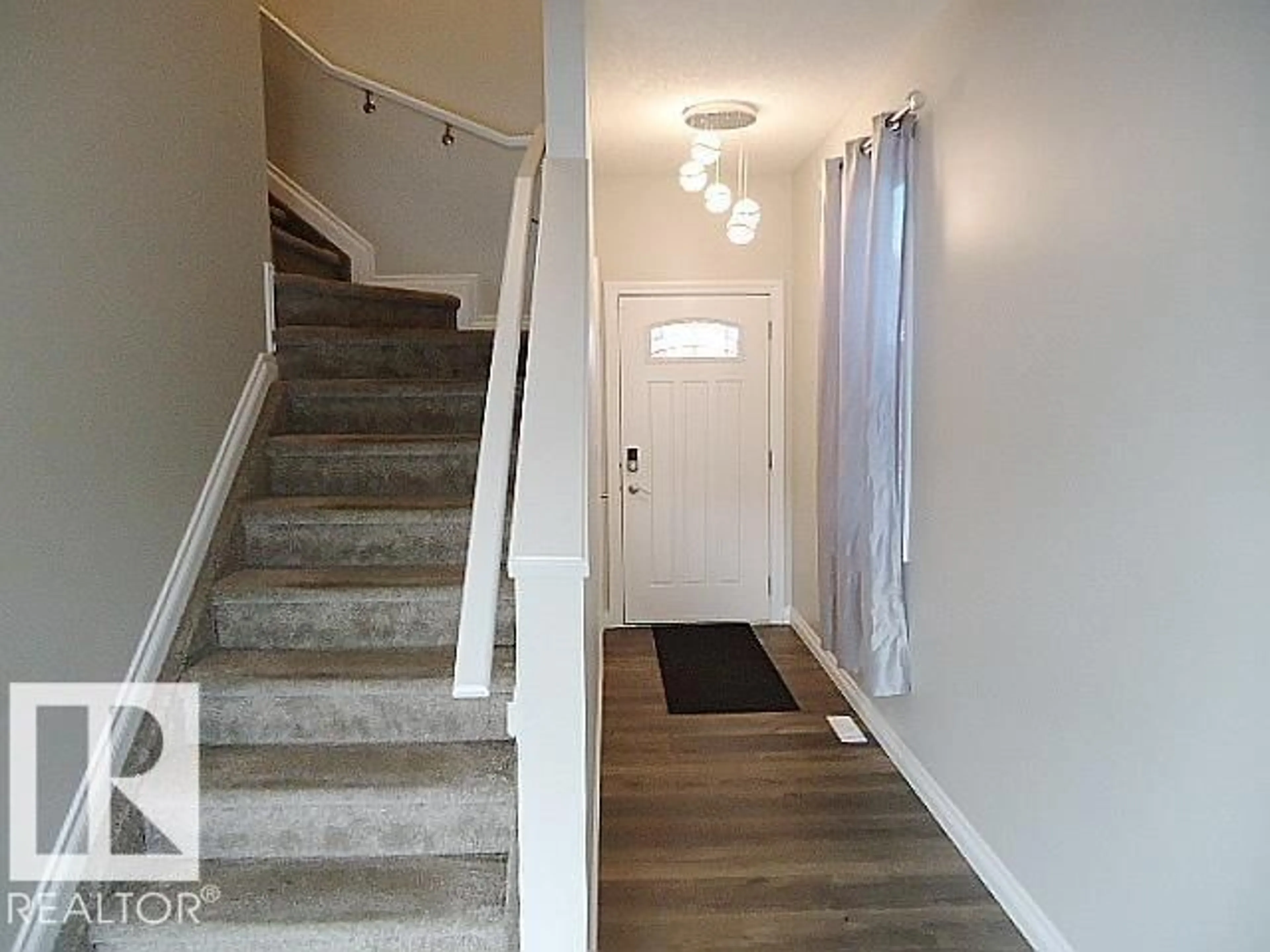 Indoor entryway for 37 ROSEBERRY LN, Fort Saskatchewan Alberta T8L0M6