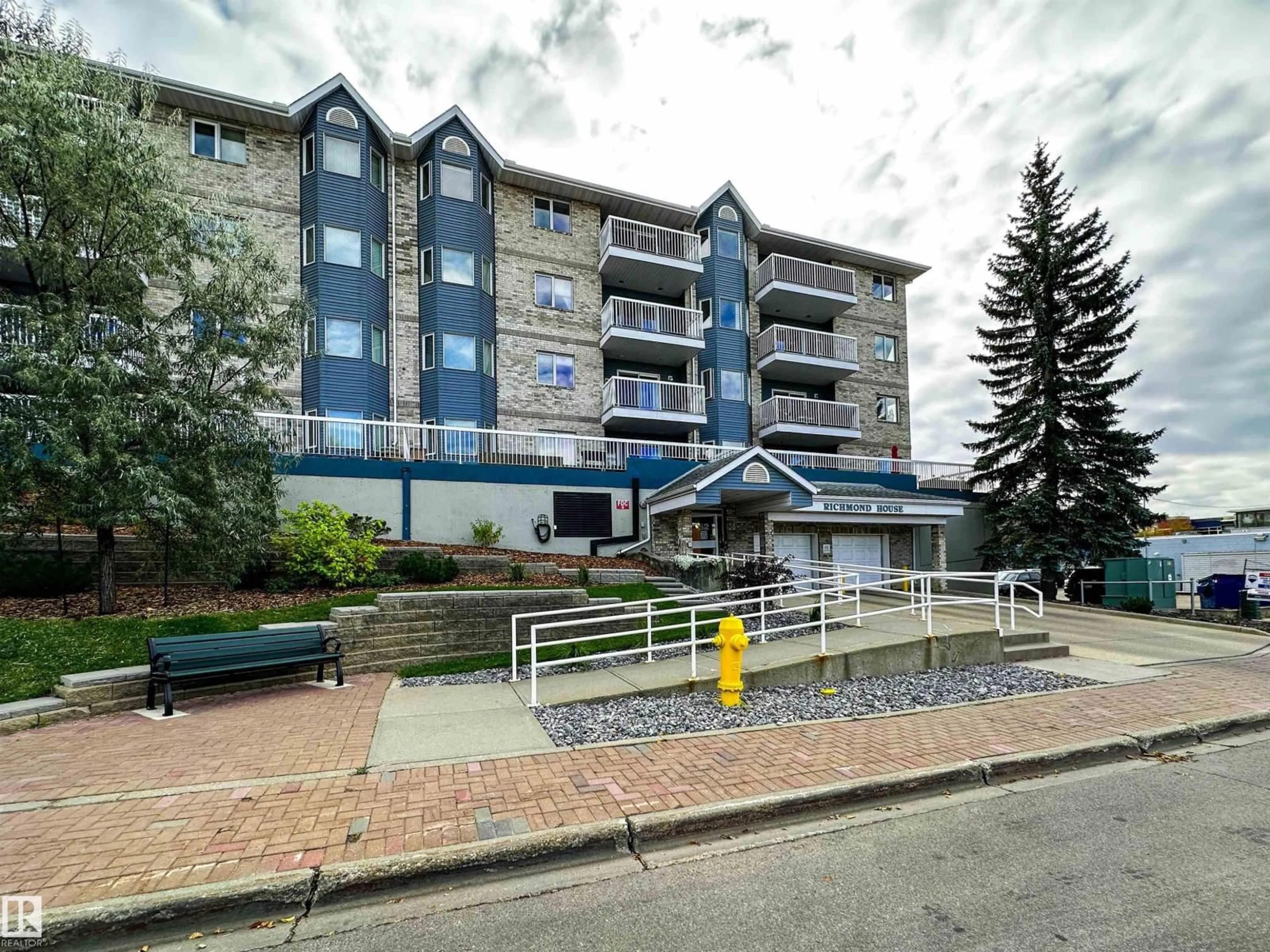 Patio, building for 106 52 ST MICHAEL ST, St. Albert Alberta T8N1C9