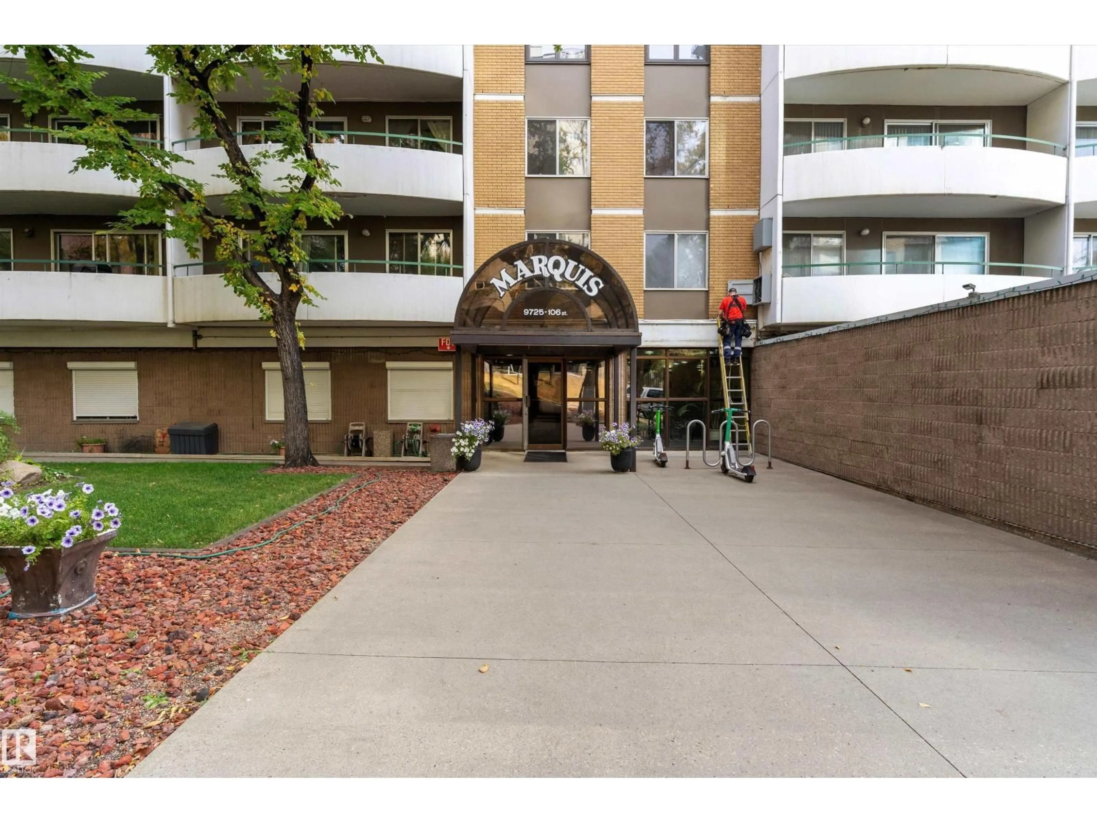 Indoor foyer for 9725 - 1207 106 ST, Edmonton Alberta T5K1B5