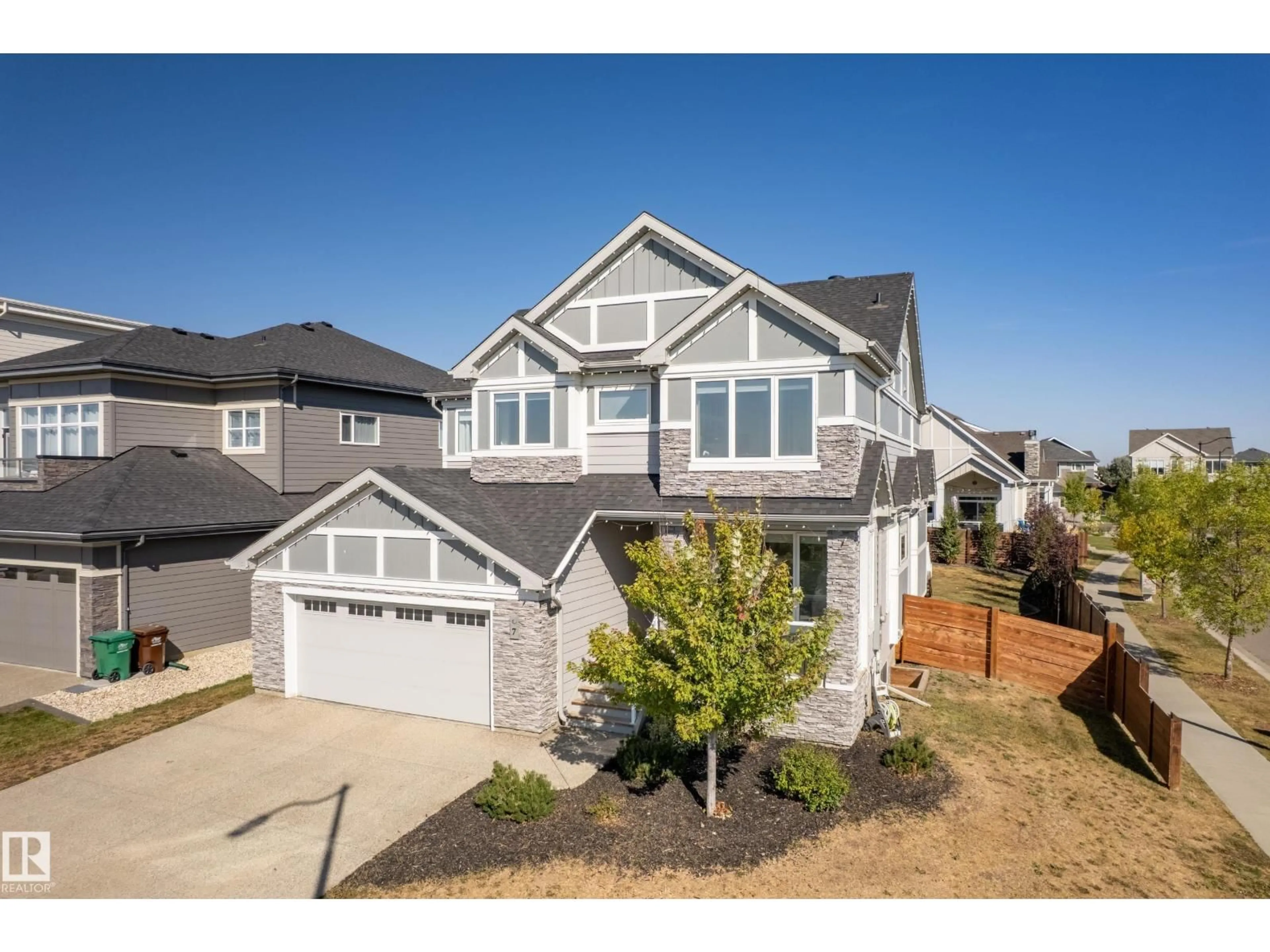 Home with vinyl exterior material, street for 7 JUBILATION DR, St. Albert Alberta T8N7S3