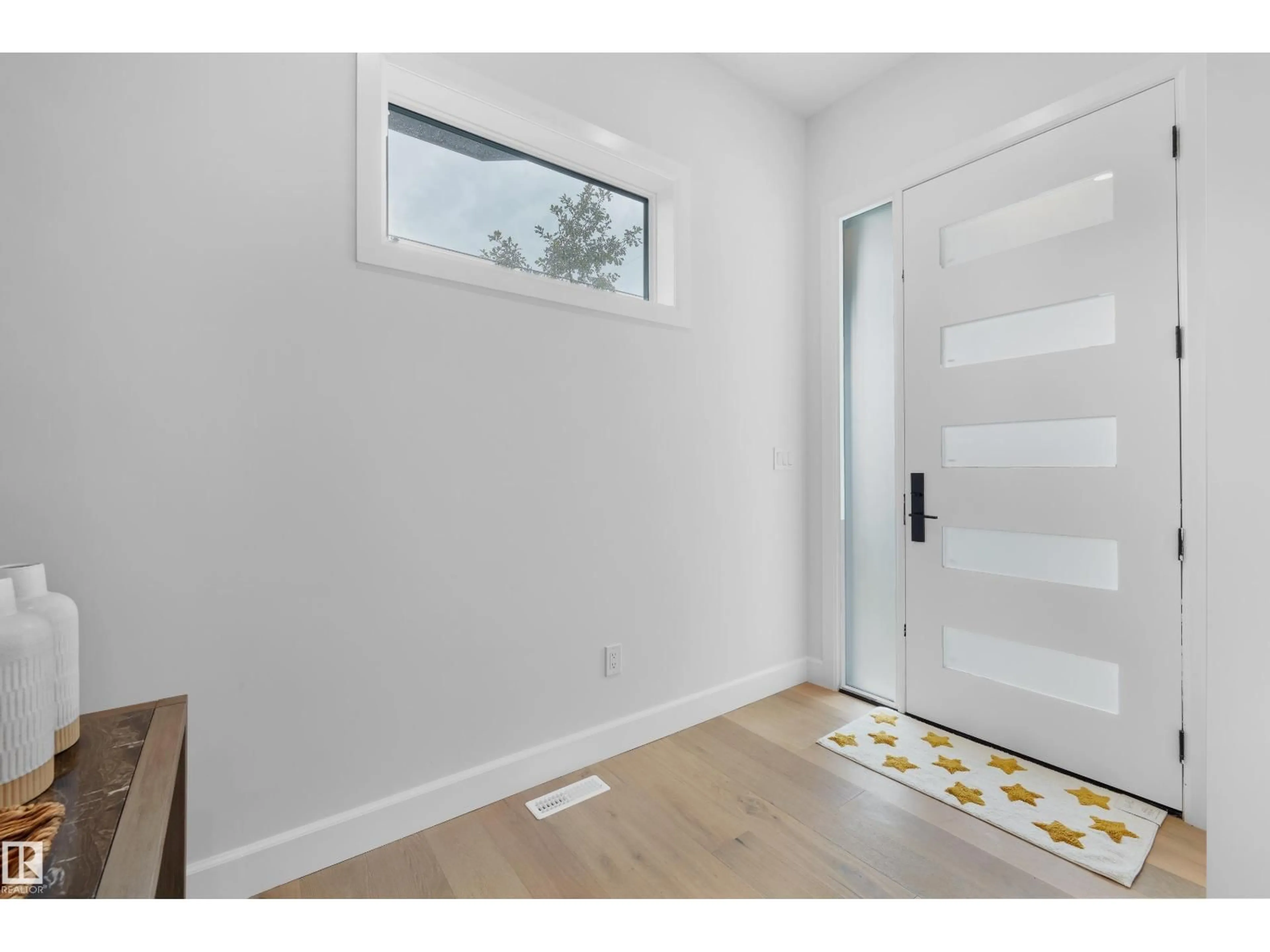 Indoor entryway for 6003 107 ST NW, Edmonton Alberta T6H2X9