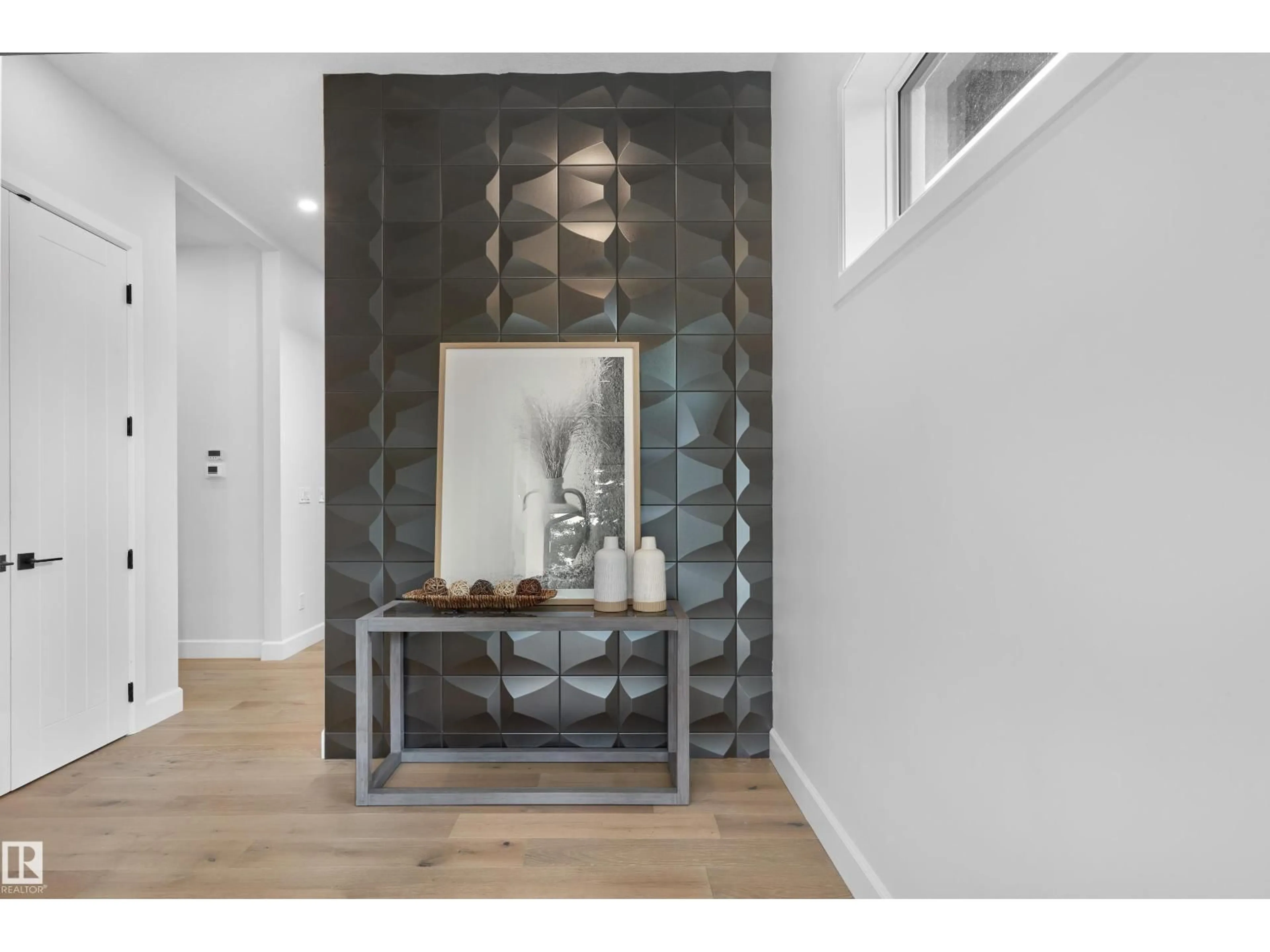 Indoor entryway for 6003 107 ST NW, Edmonton Alberta T6H2X9