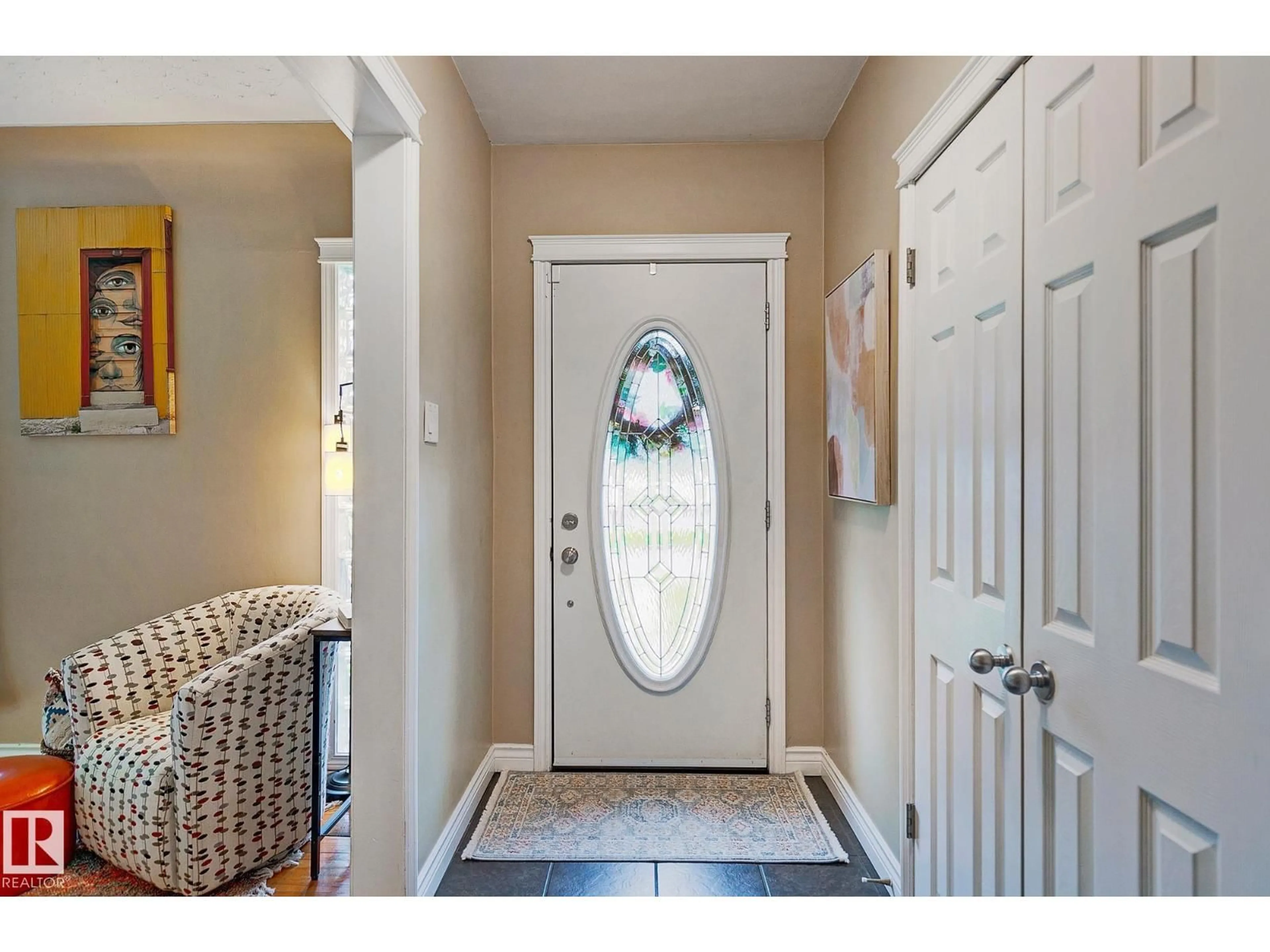 Indoor entryway for 13919 102 AV, Edmonton Alberta T5N0P5