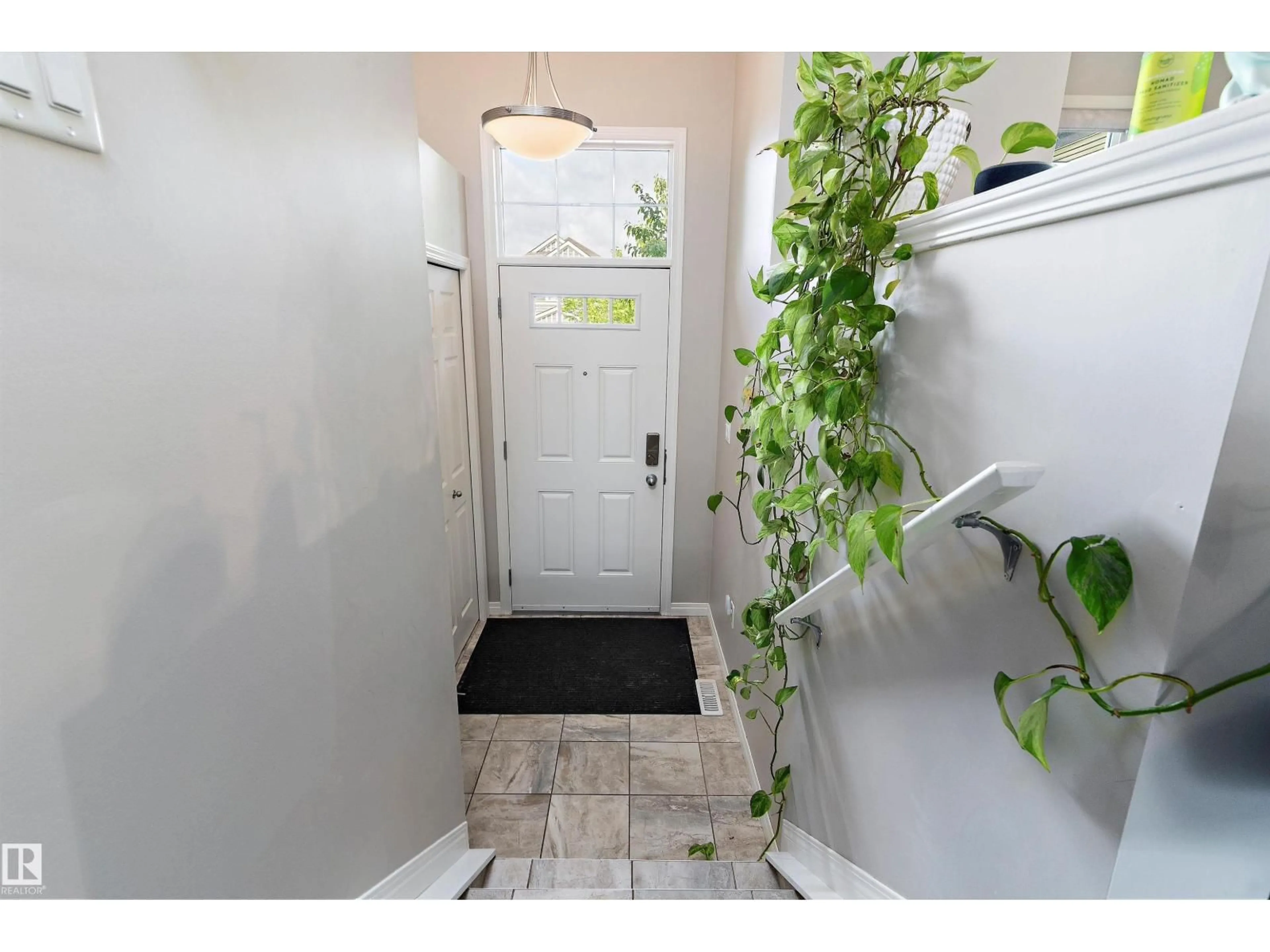 Indoor entryway for 4019 ORCHARDS DR, Edmonton Alberta T6C1V2