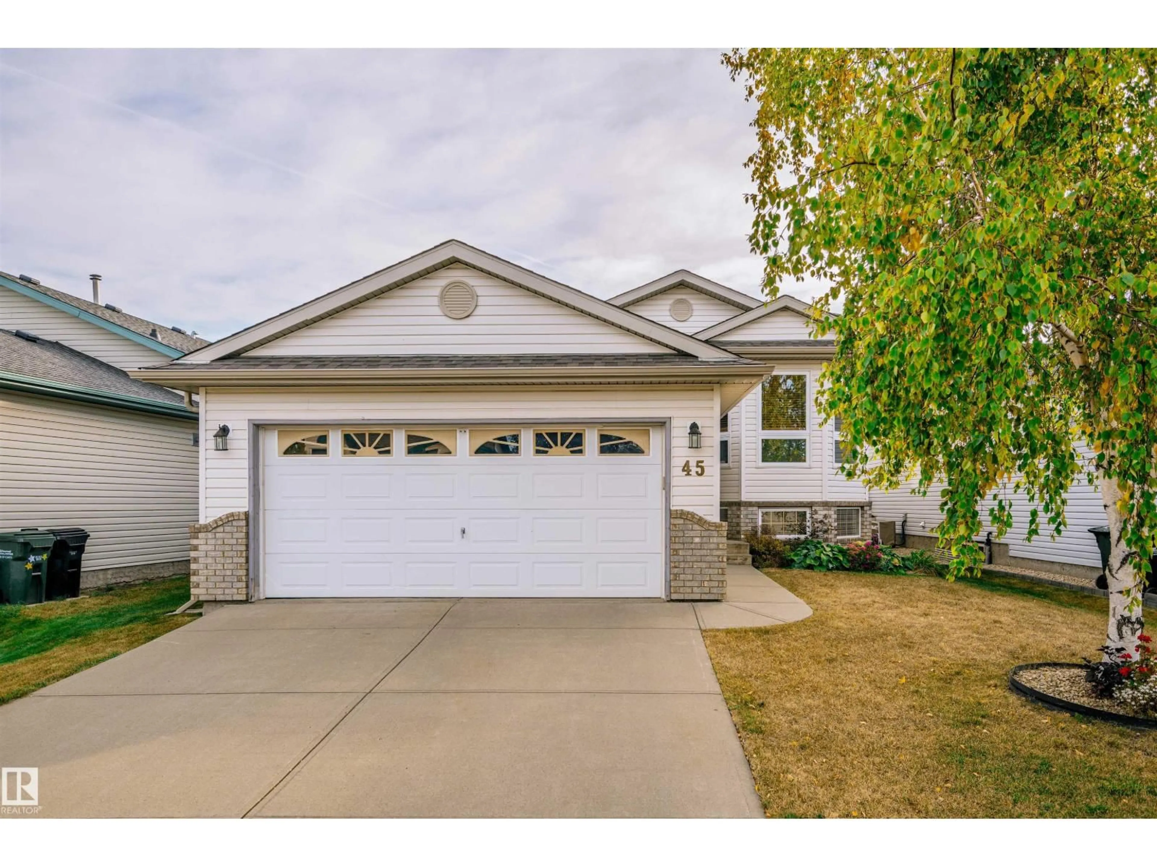 Home with vinyl exterior material, street for 45 DORIAN WY, Sherwood Park Alberta T8H1Y6