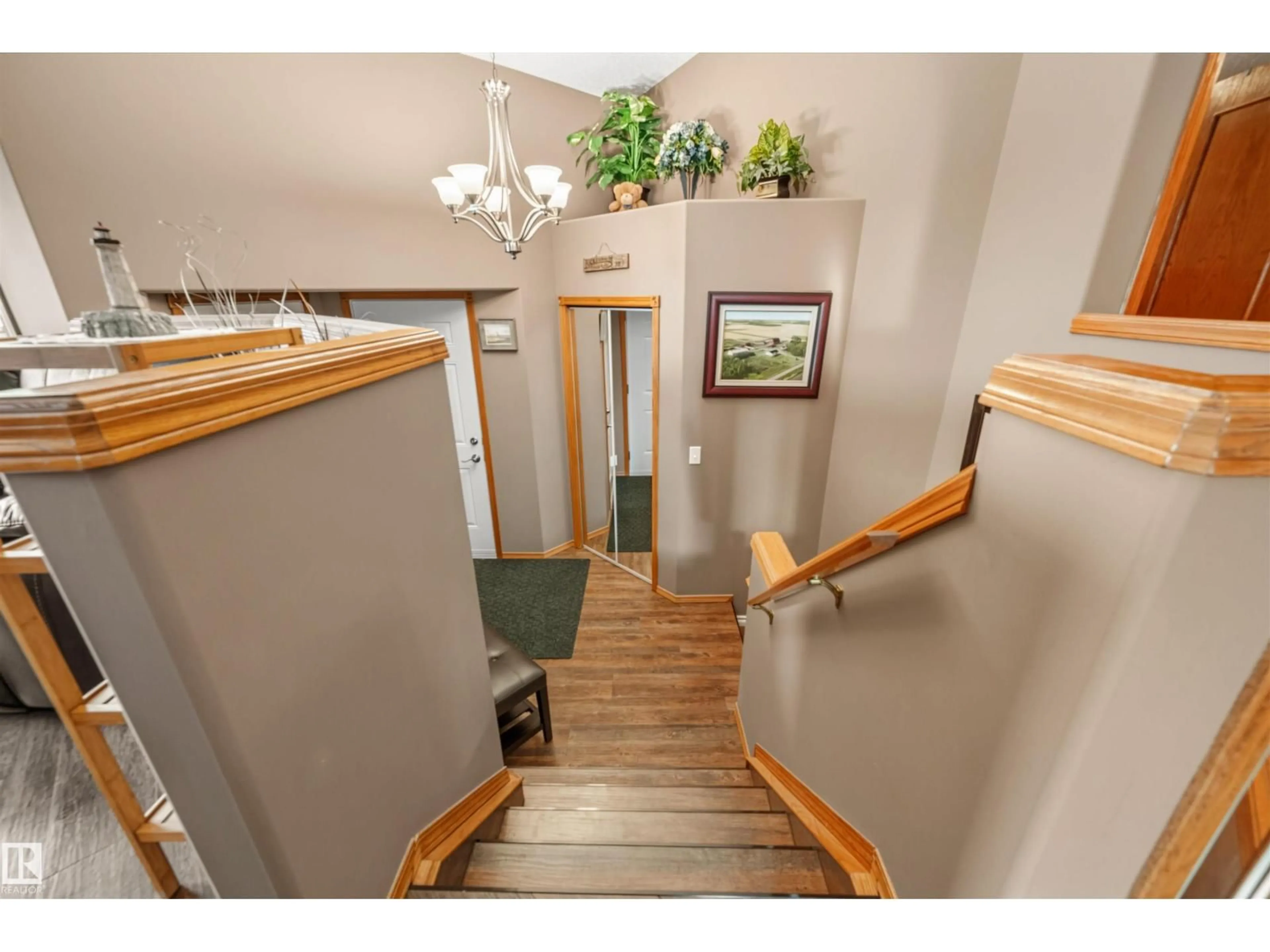 Indoor foyer for 45 DORIAN WY, Sherwood Park Alberta T8H1Y6