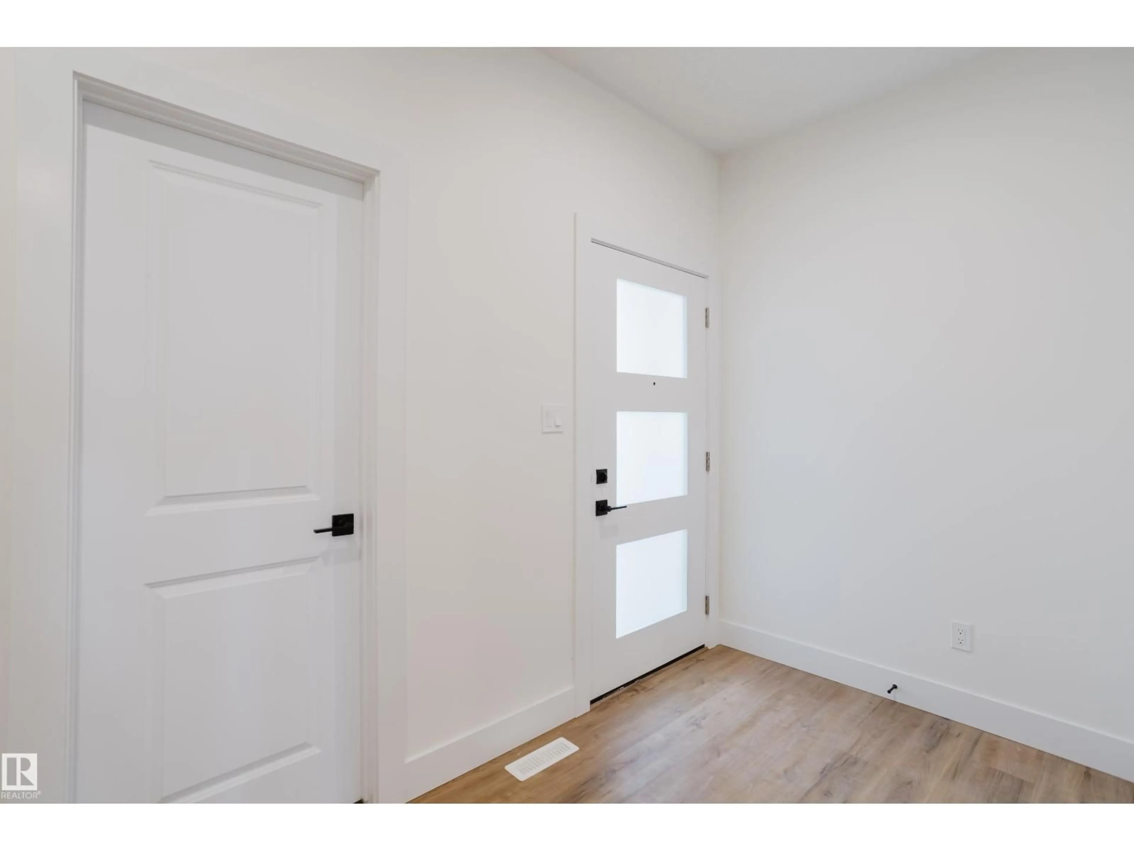 Indoor entryway for 341 MUNN WY, Leduc Alberta T9E0S9