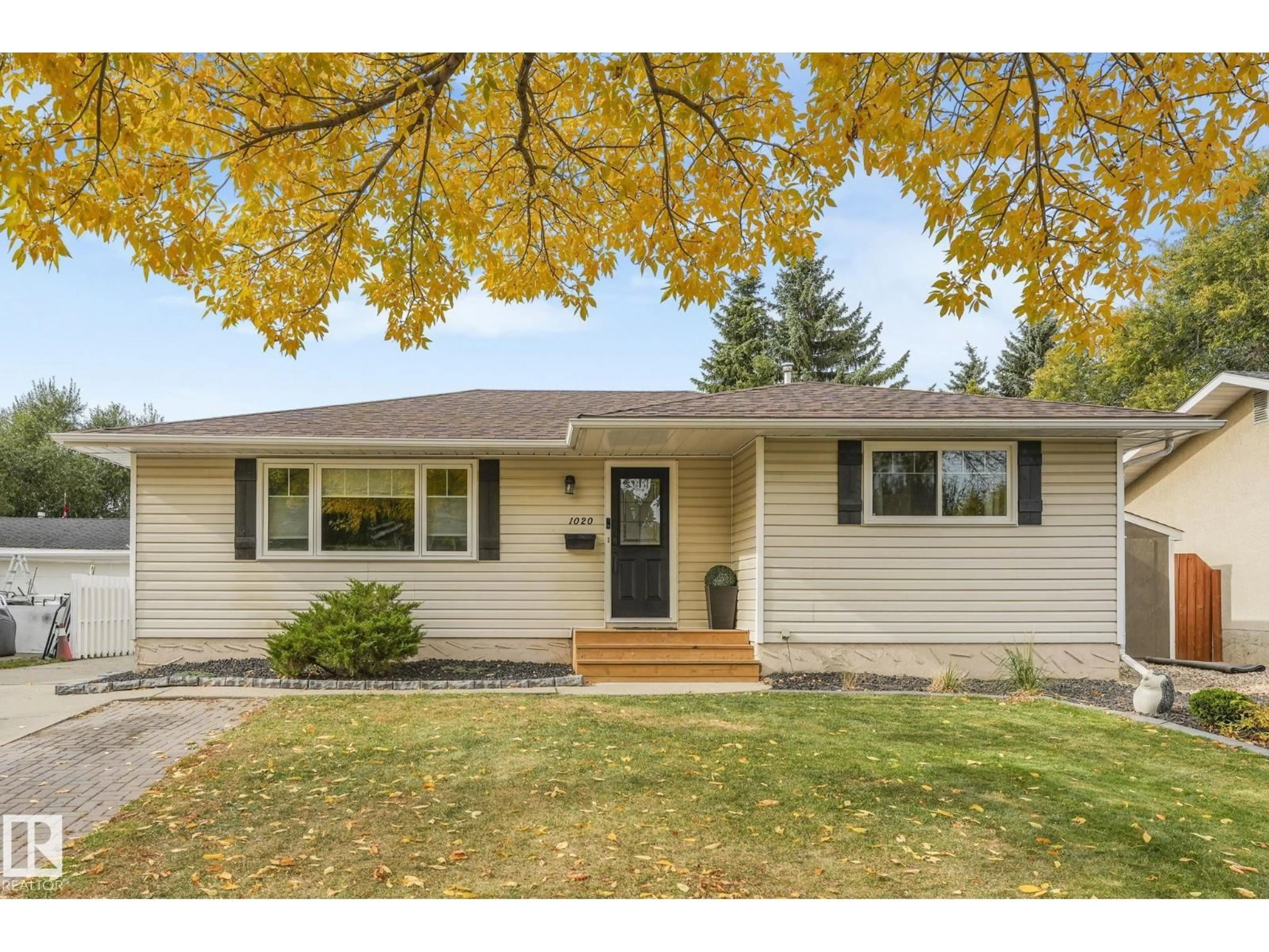 Home with vinyl exterior material, street for 1020 MONY PENNY CR, Sherwood Park Alberta T8A1C3