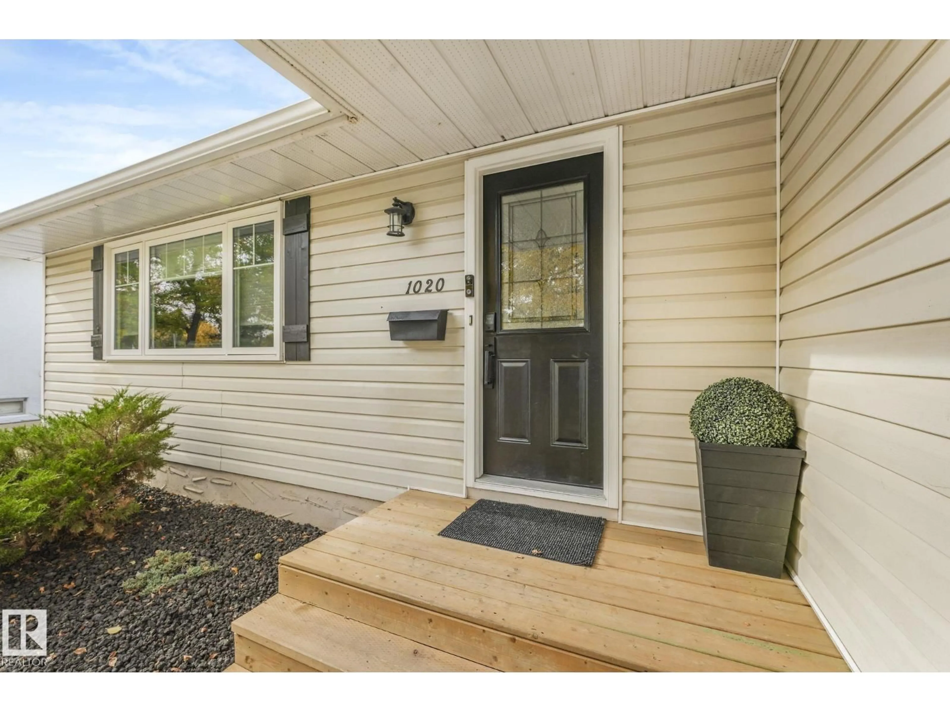 Indoor entryway for 1020 MONY PENNY CR, Sherwood Park Alberta T8A1C3