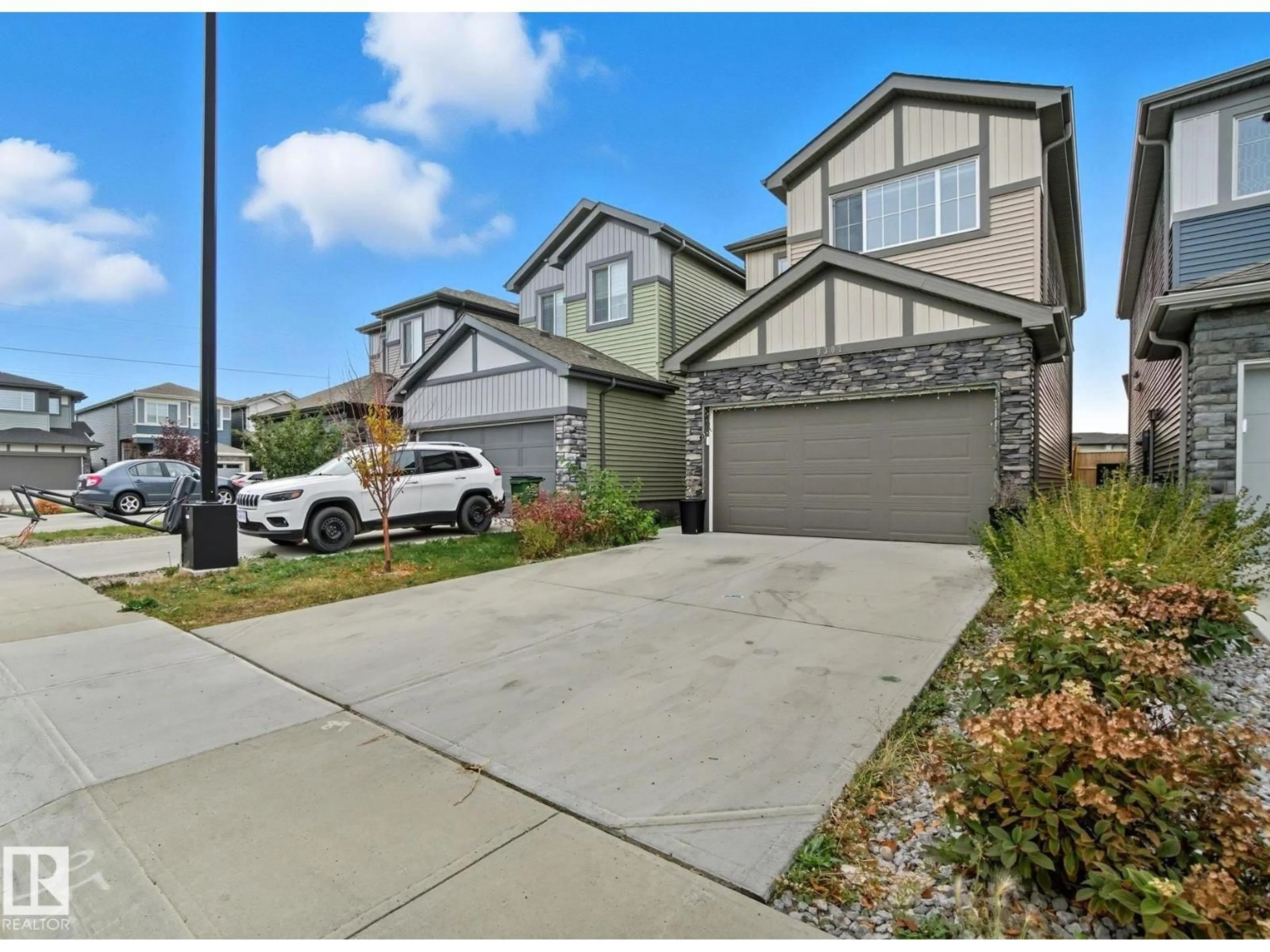 A pic from outside/outdoor area/front of a property/back of a property/a pic from drone, street for 9307 PEAR LINK SW, Edmonton Alberta T6X2N8