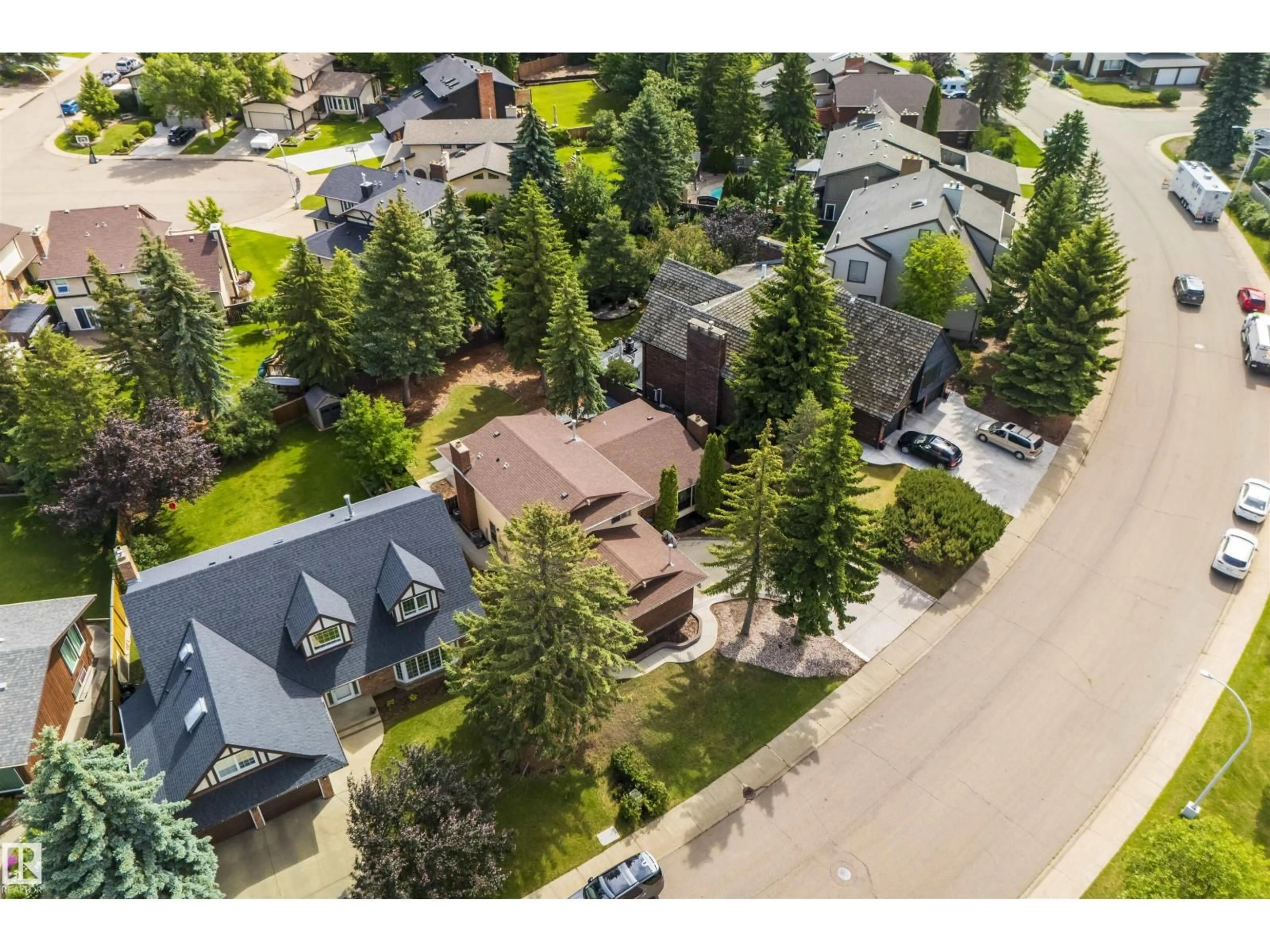 A pic from outside/outdoor area/front of a property/back of a property/a pic from drone, street for 2811 125 ST, Edmonton Alberta T6J4G3