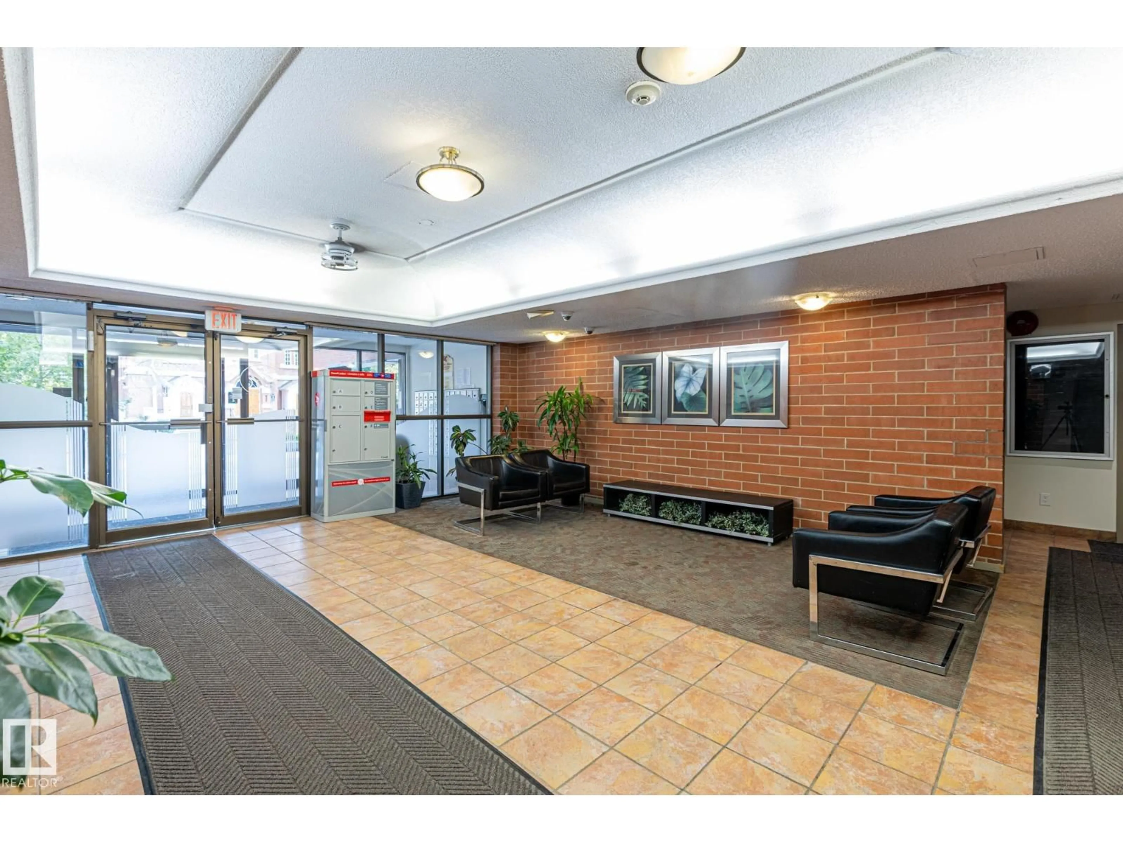 Indoor foyer for 9917 - 905 110 ST NW, Edmonton Alberta T5K2N4