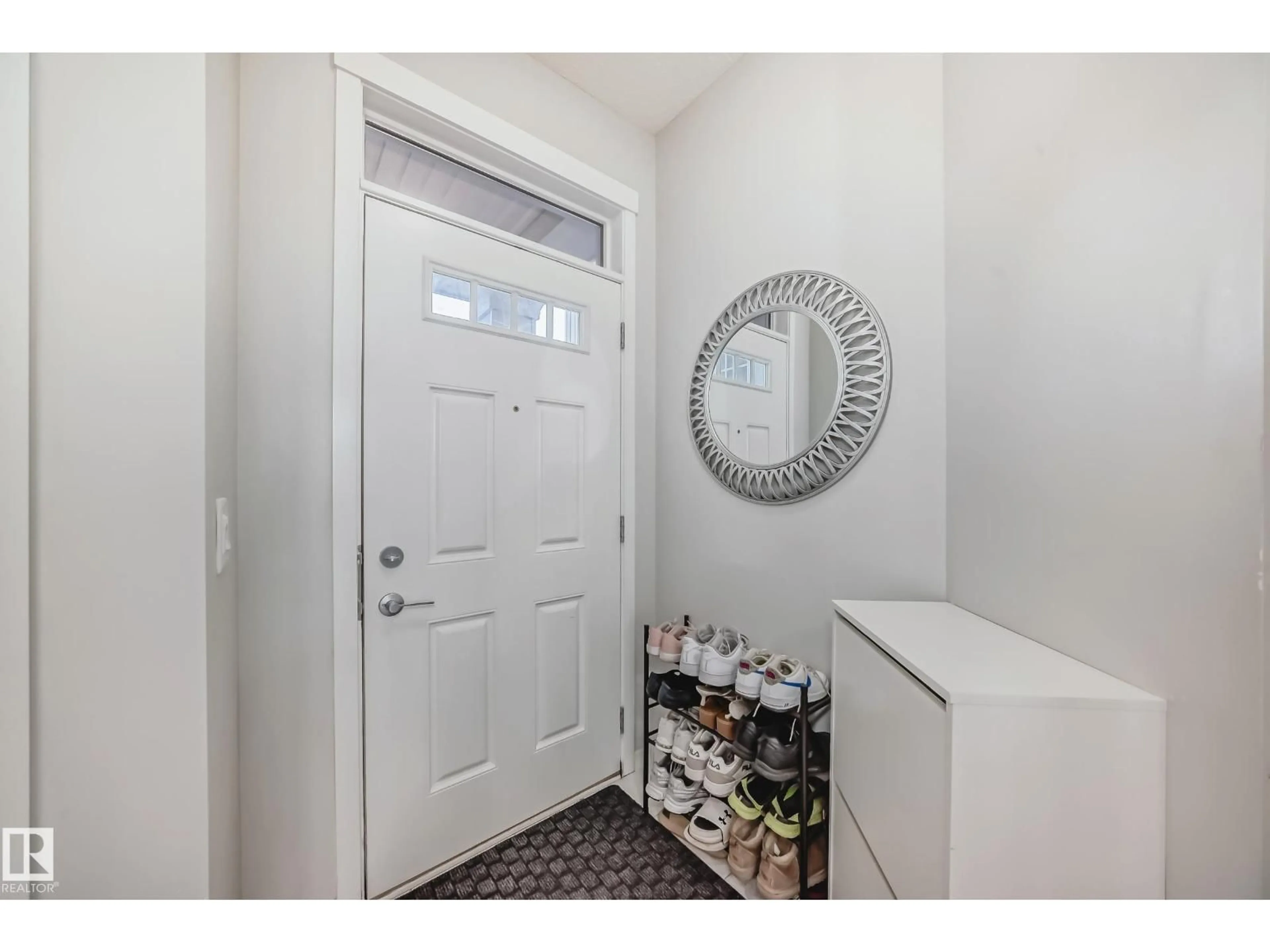 Indoor entryway for 17112 64 ST, Edmonton Alberta T5Y3P9