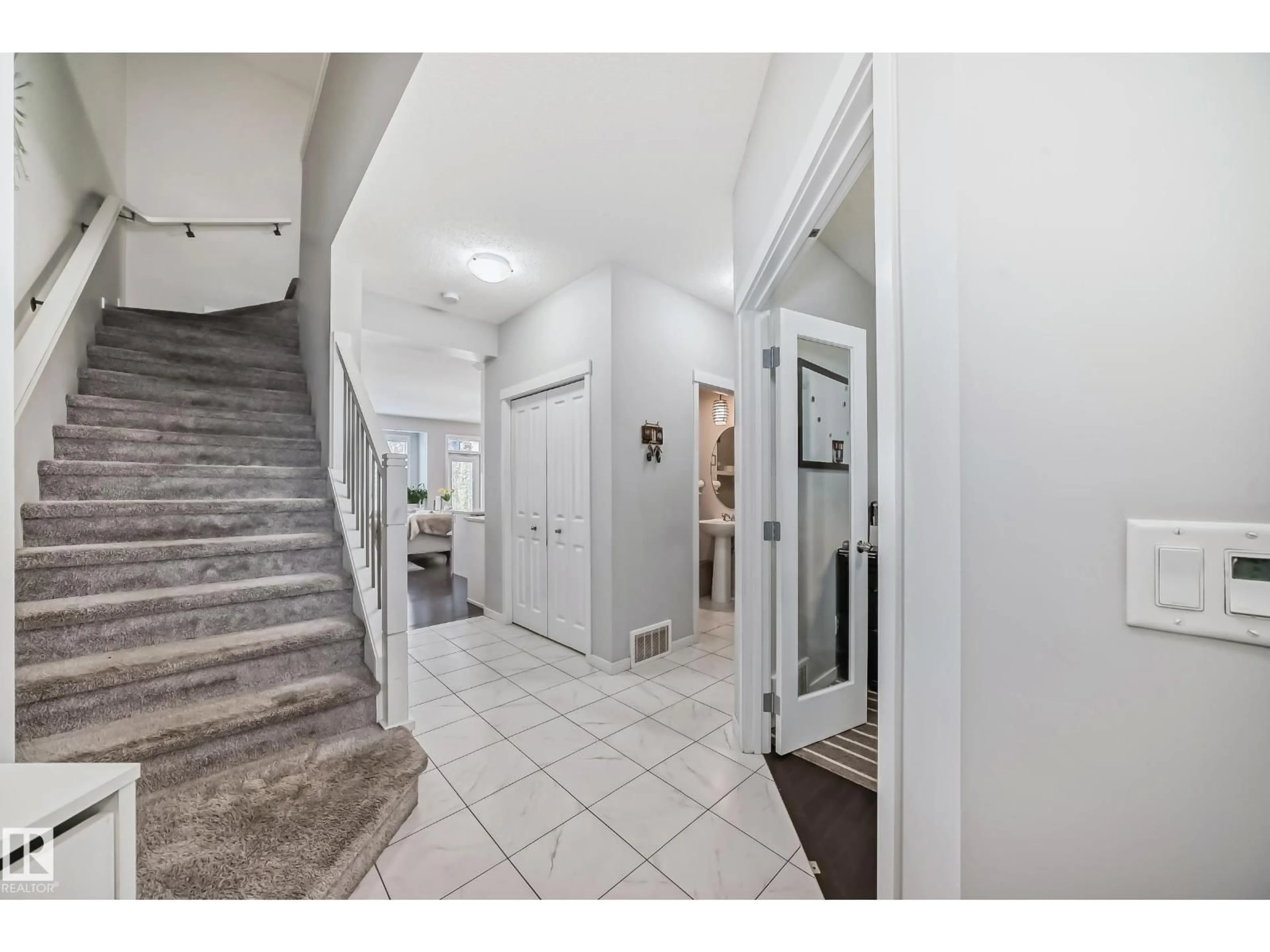 Indoor foyer for 17112 64 ST, Edmonton Alberta T5Y3P9