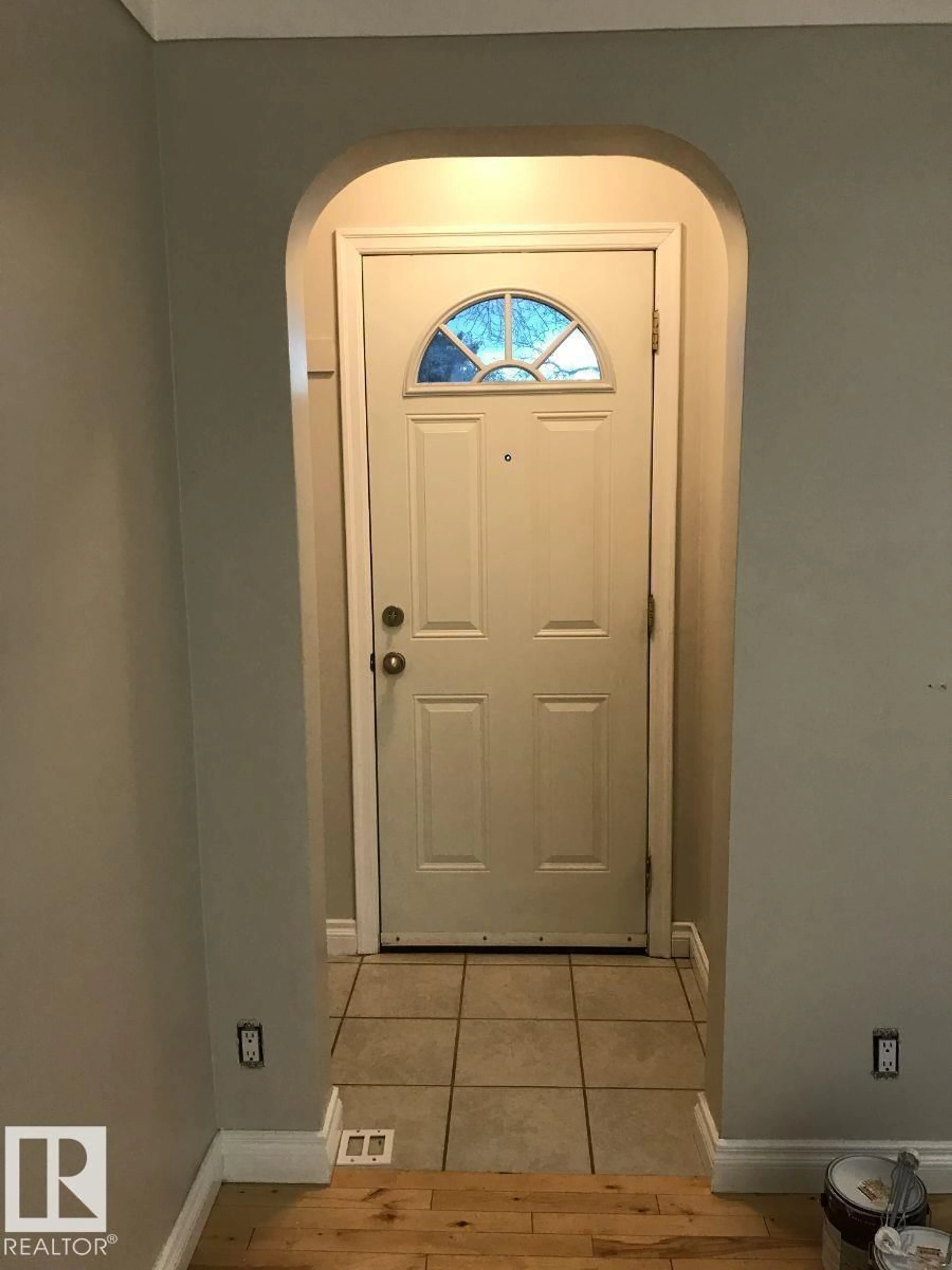 Indoor entryway for 9239 92 ST, Edmonton Alberta T6C3R4