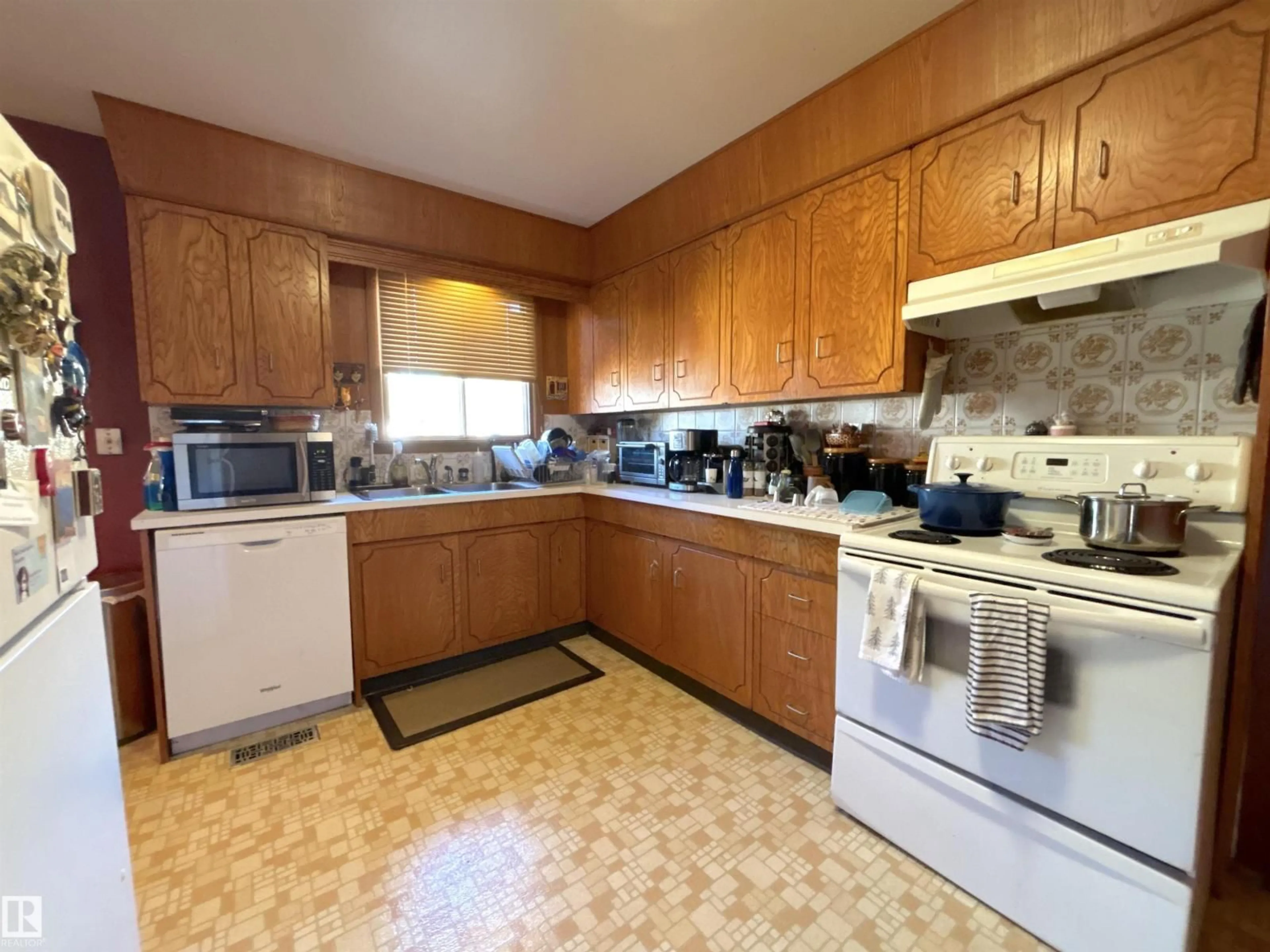 Standard kitchen, unknown for 8516 64 AV, Edmonton Alberta T6E0M7