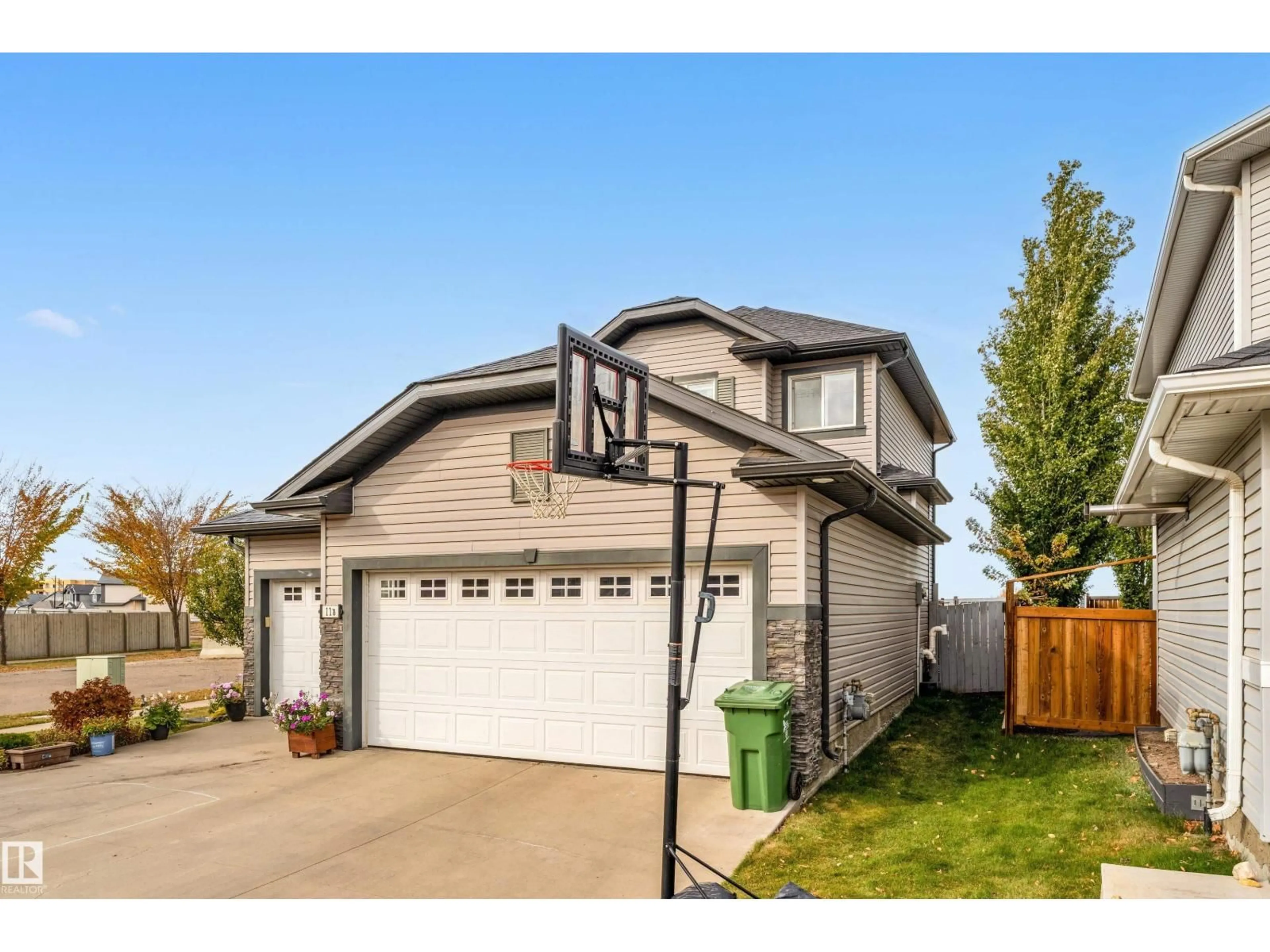 Home with vinyl exterior material, street for 118 RUE MONTALET, Beaumont Alberta T4X0W3