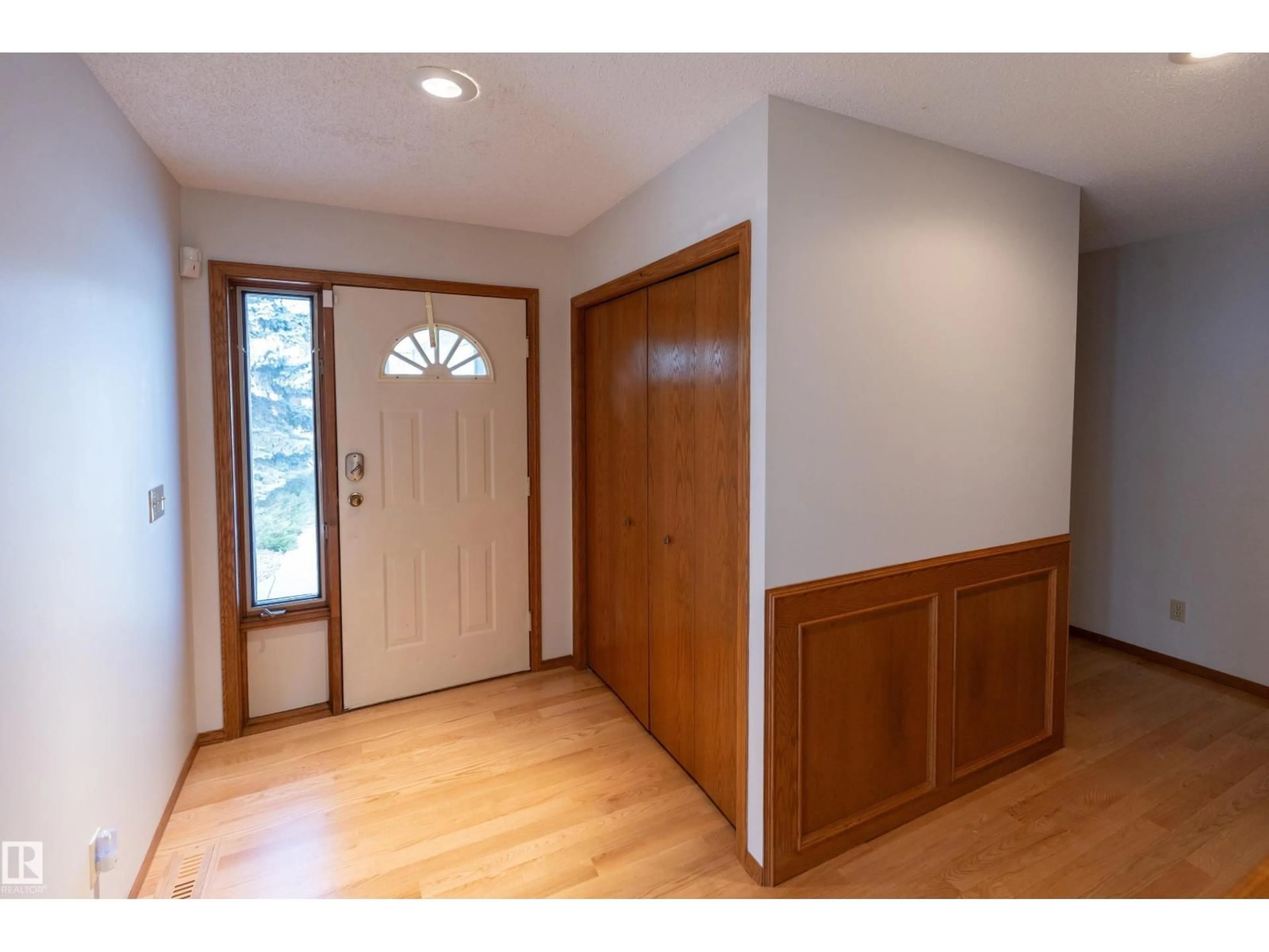 Indoor entryway for 50 HILLSIDE CR, Sherwood Park Alberta T8A5E1