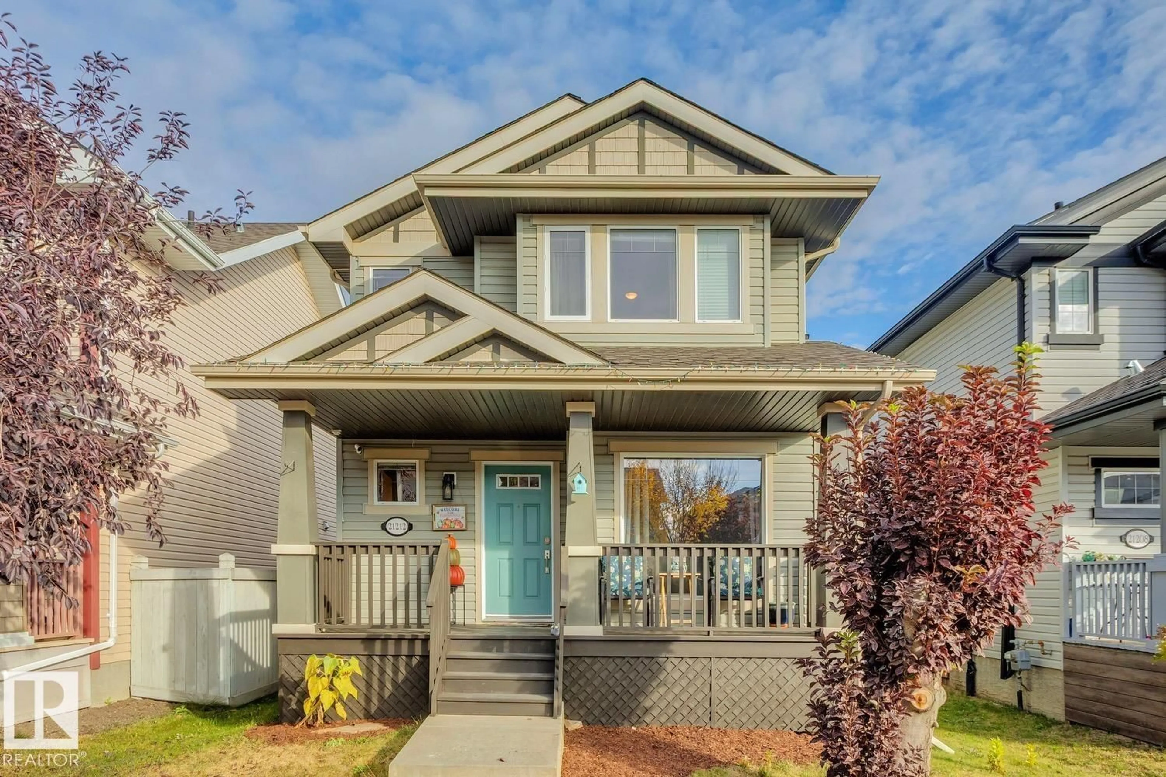 Home with vinyl exterior material, street for NW - 21212 58 AV, Edmonton Alberta T6M0H3