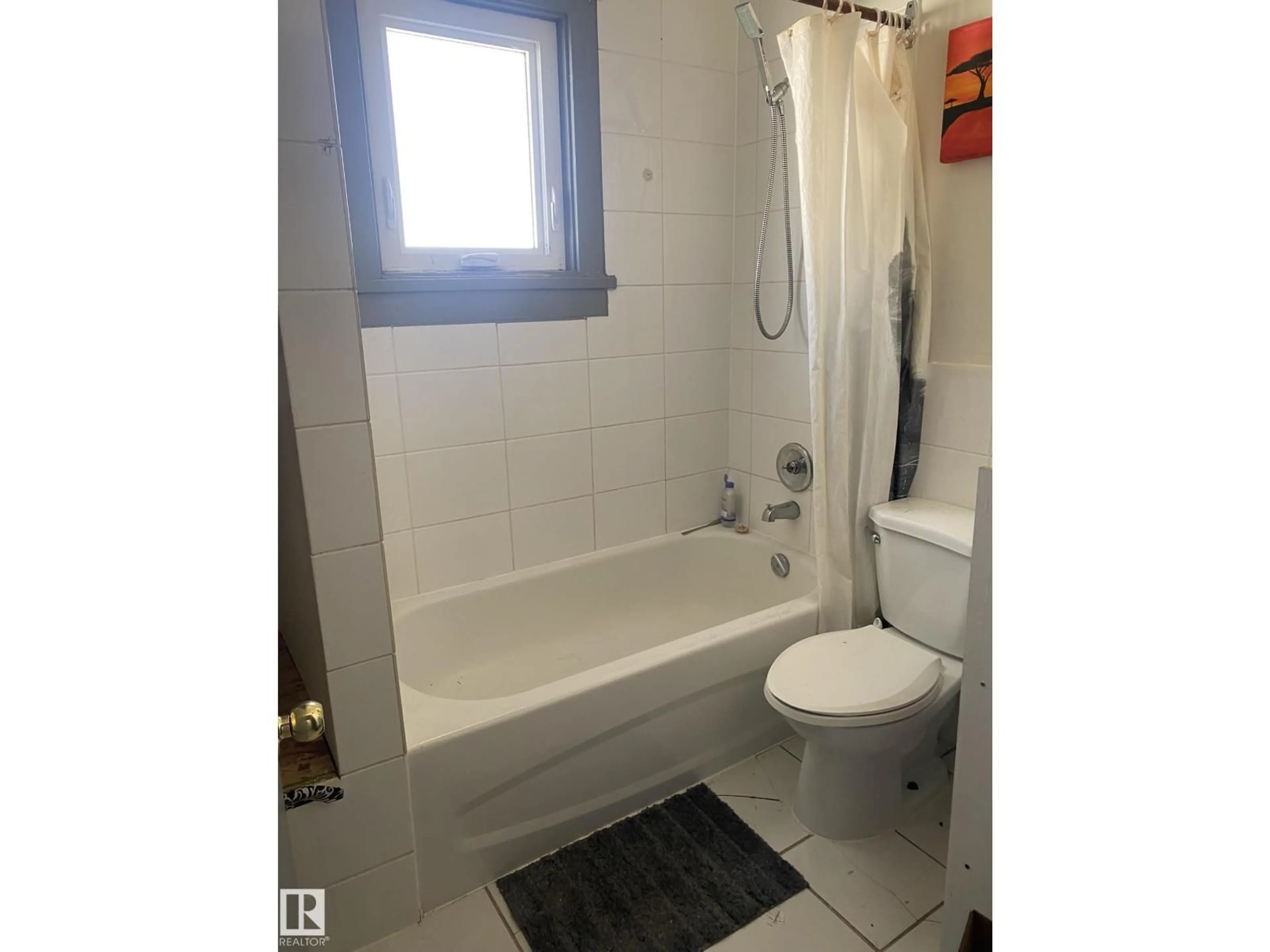 Standard bathroom, unknown for 15913 100A AV, Edmonton Alberta T5P0L7