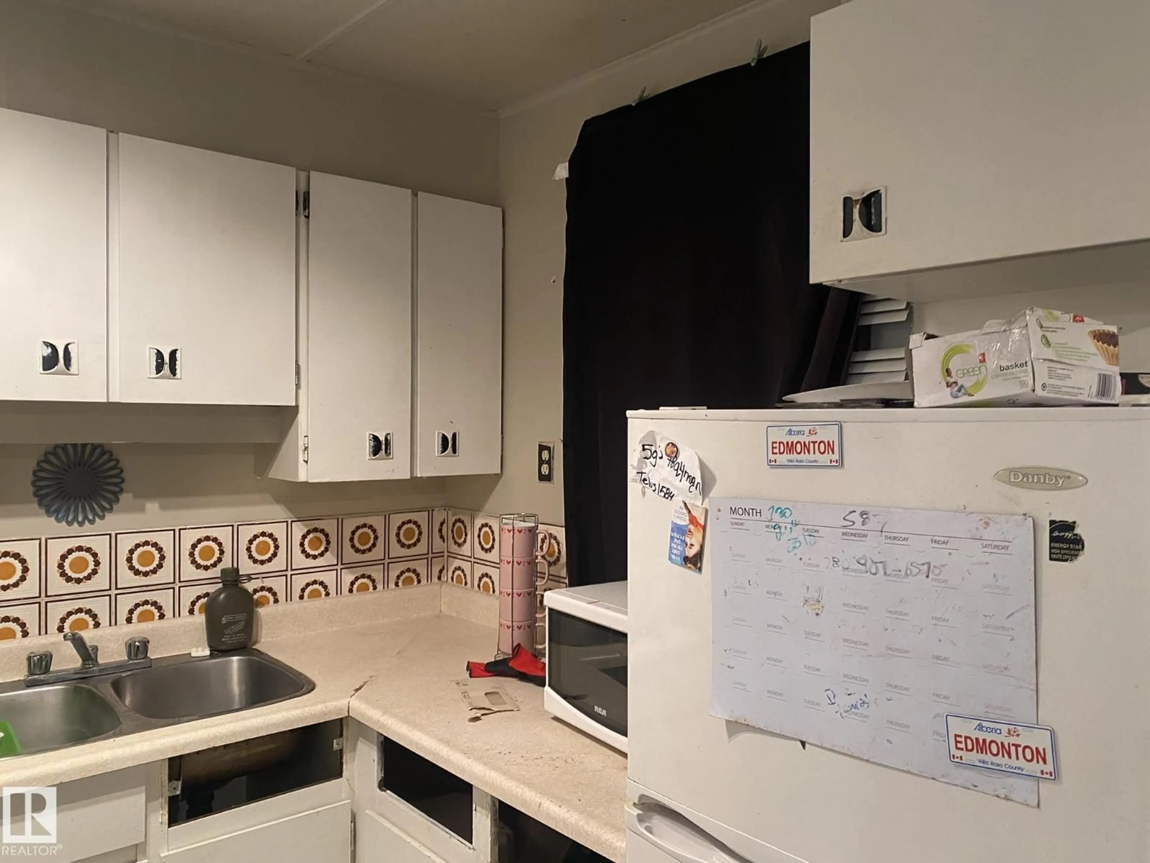 Standard kitchen, unknown for 15913 100A AV, Edmonton Alberta T5P0L7