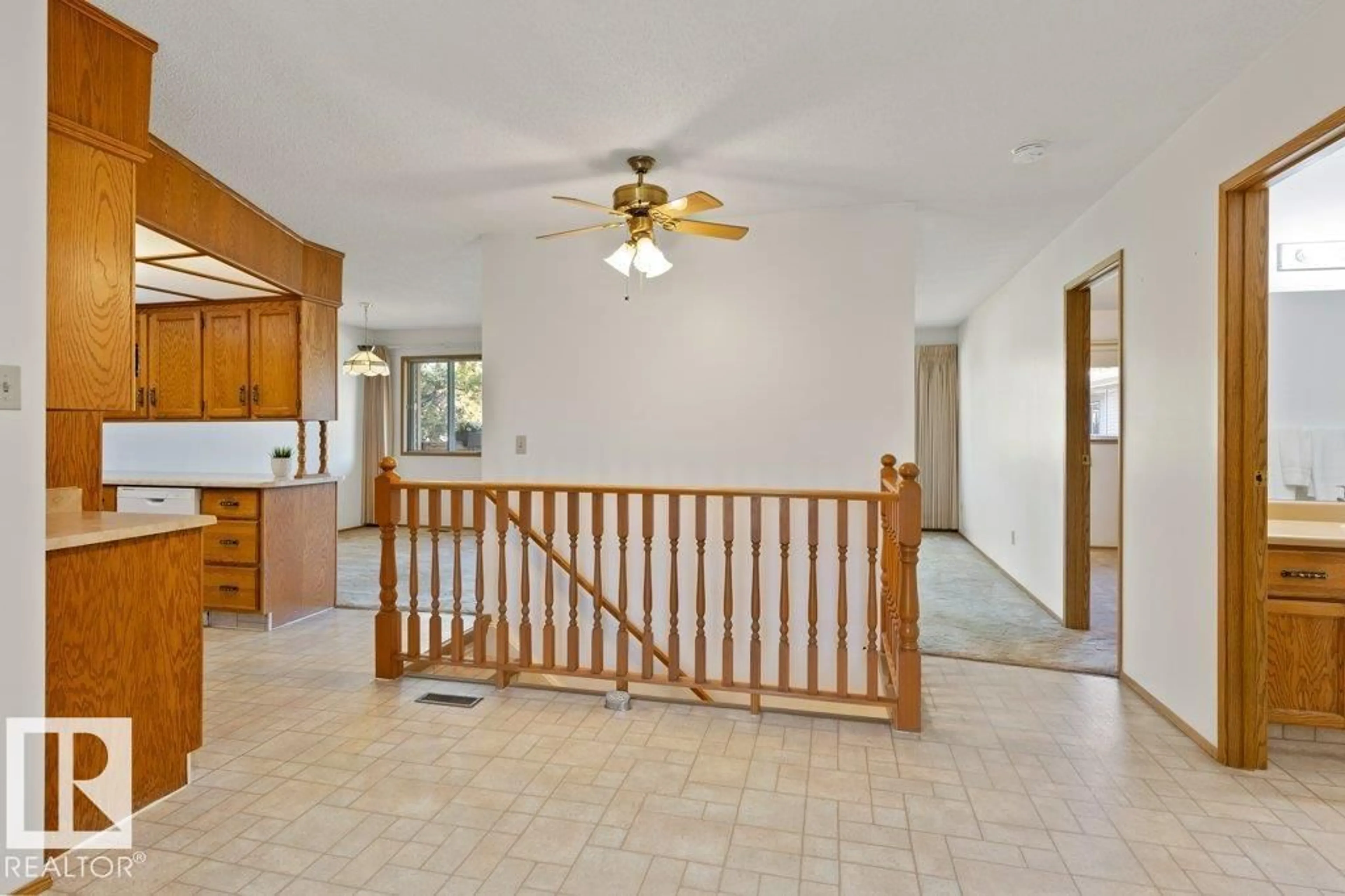 Indoor foyer for NW - 10646 153 AV, Edmonton Alberta T5X5R8