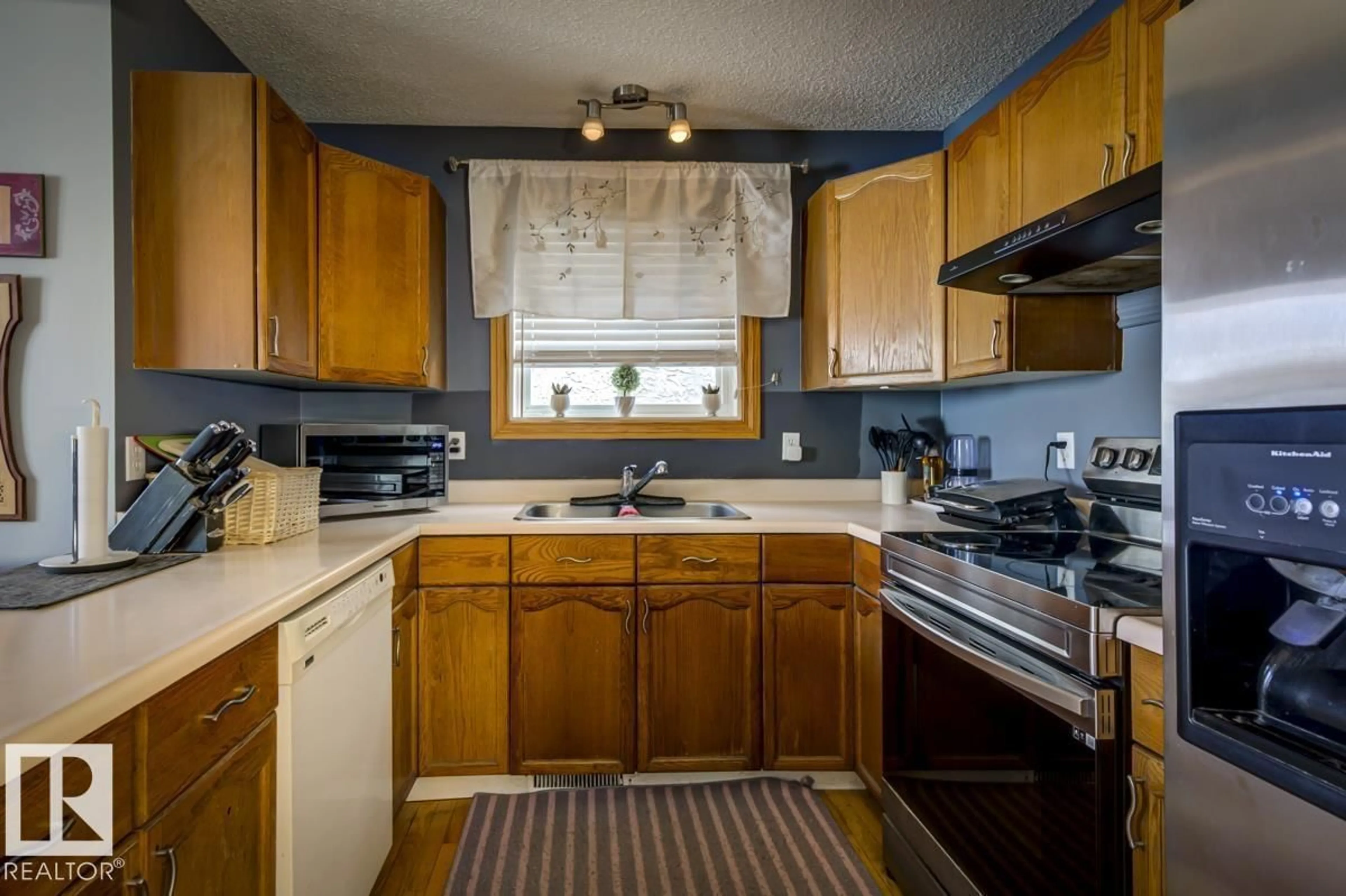 Standard kitchen, unknown for 1187 LAKEWOOD RD, Edmonton Alberta T6K4C6