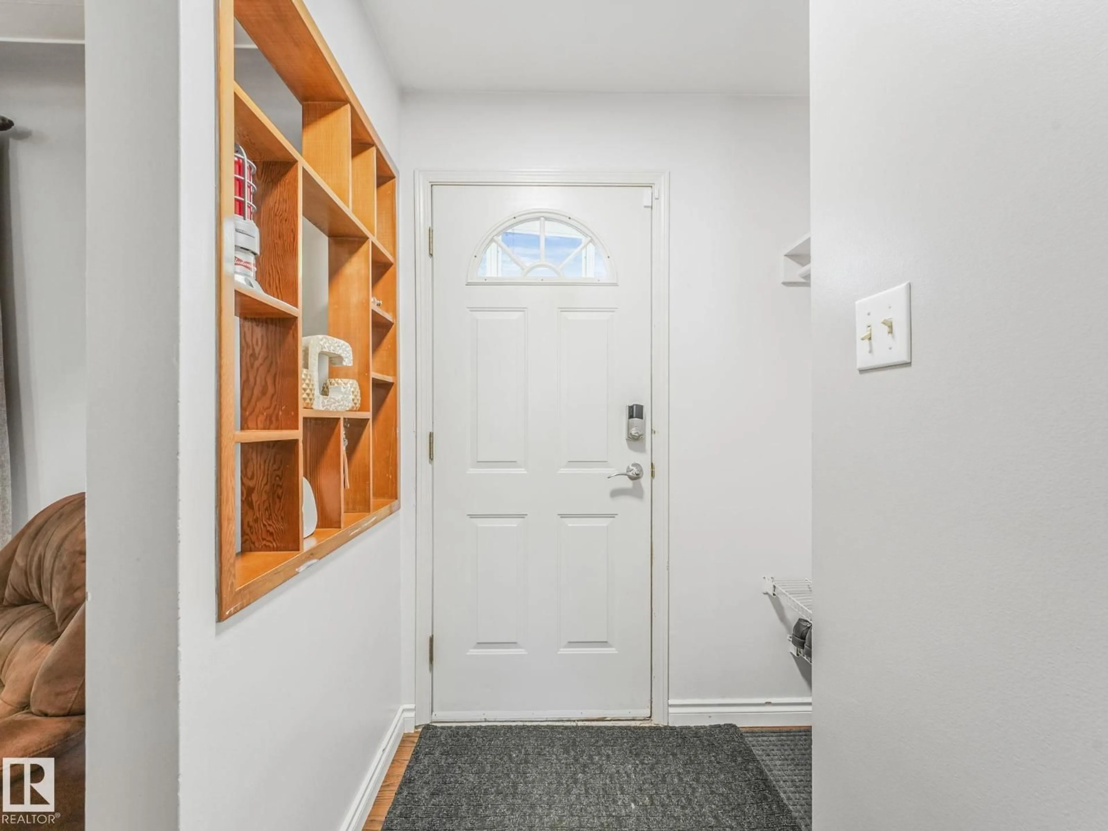 Indoor entryway for 9534 81 ST, Edmonton Alberta T6C2W5