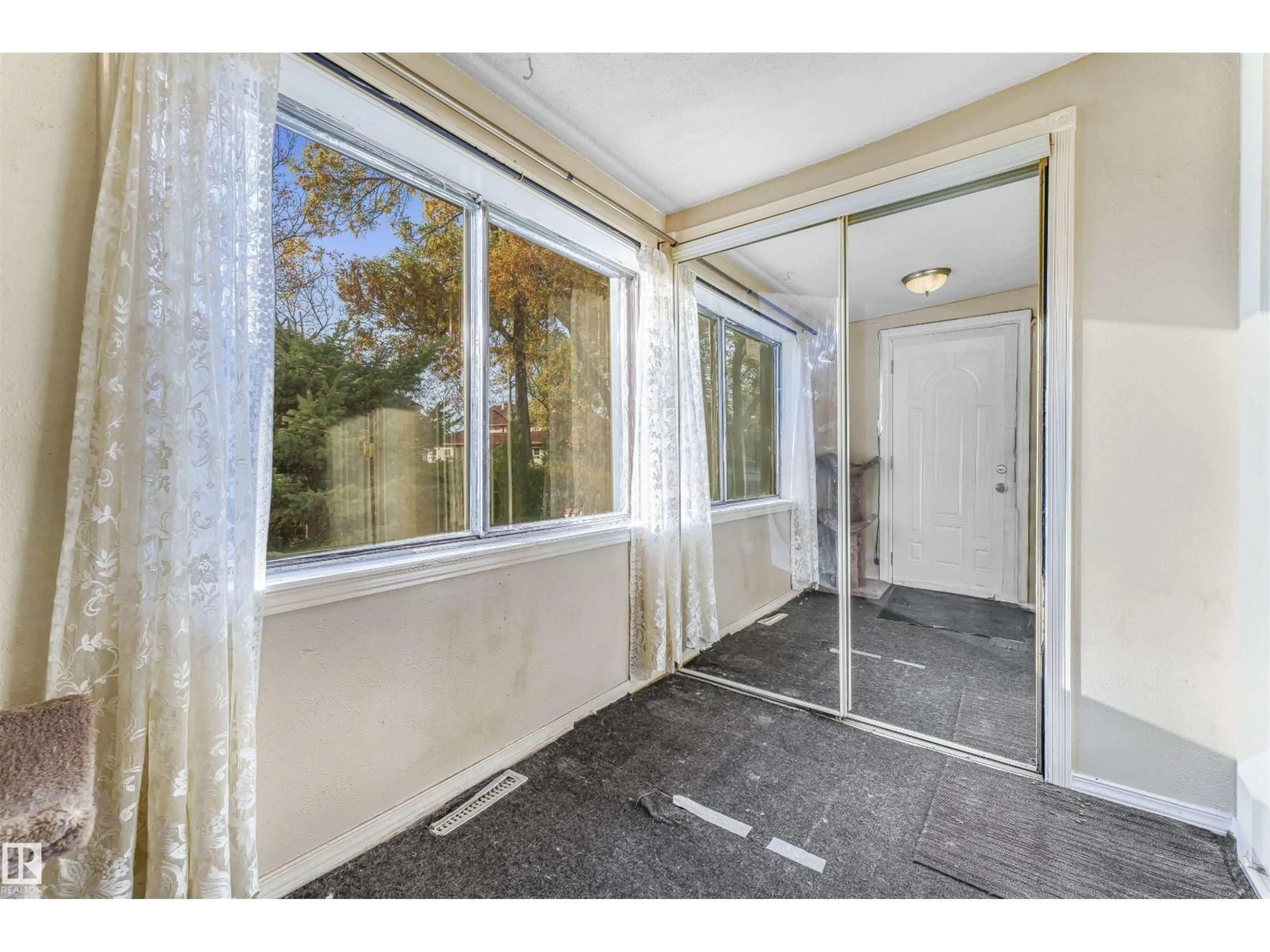 Indoor entryway for 11315 97 ST, Edmonton Alberta T5G1X3