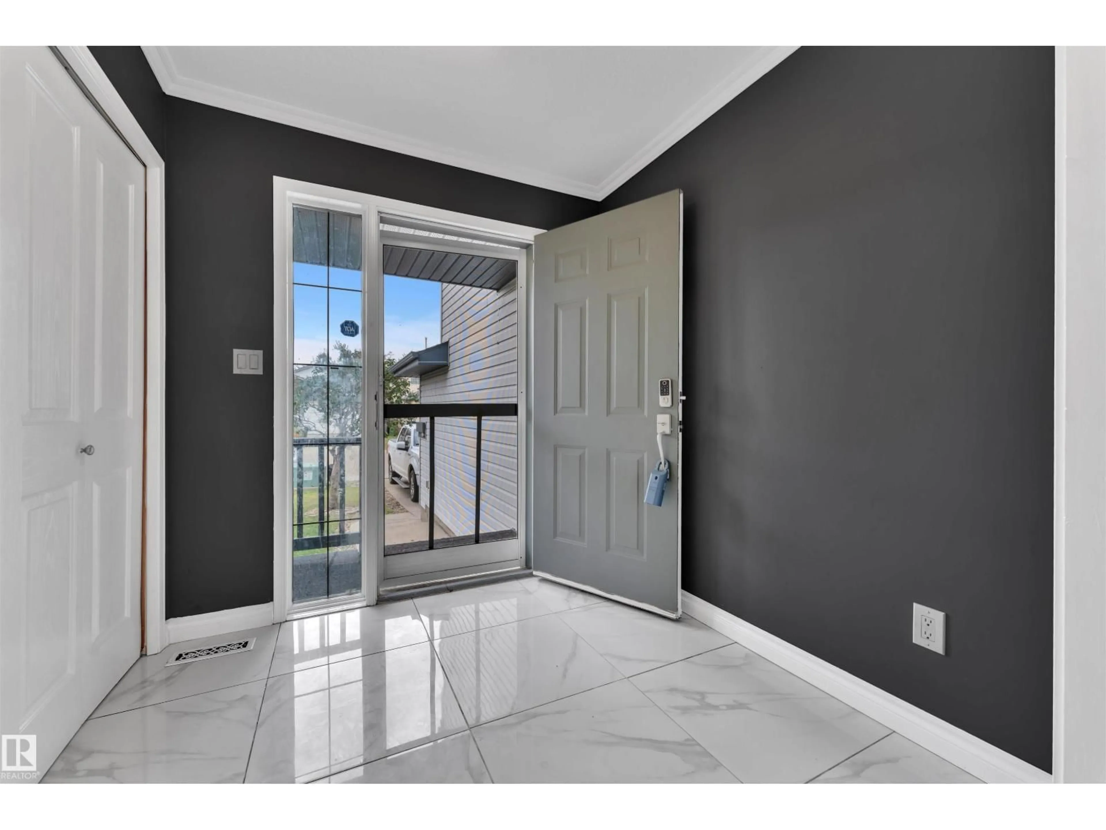 Indoor entryway for 3323 26 AV, Edmonton Alberta T6T1P9