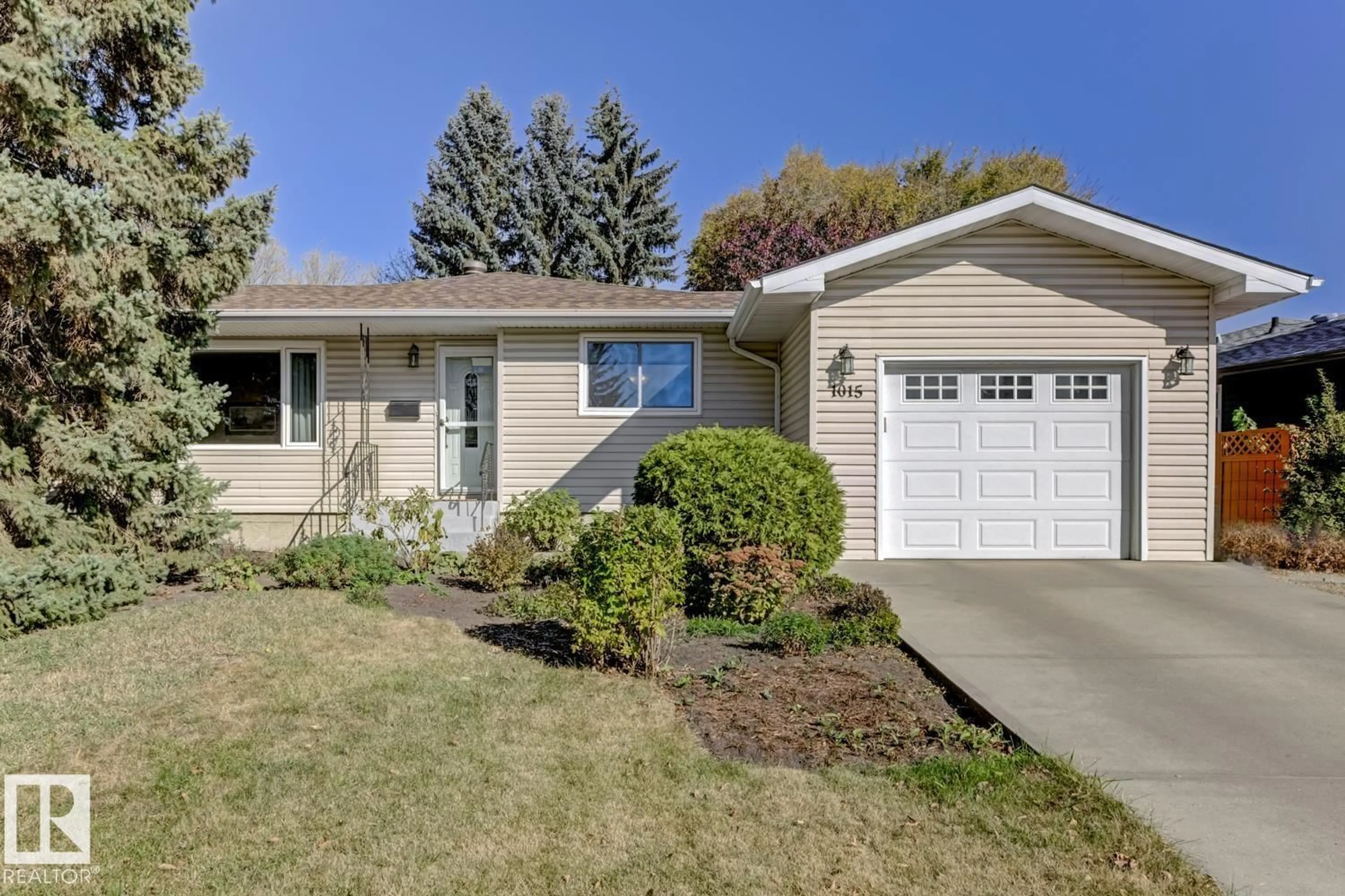 Home with vinyl exterior material, street for 1015 PARKER DR, Sherwood Park Alberta T8A1C5