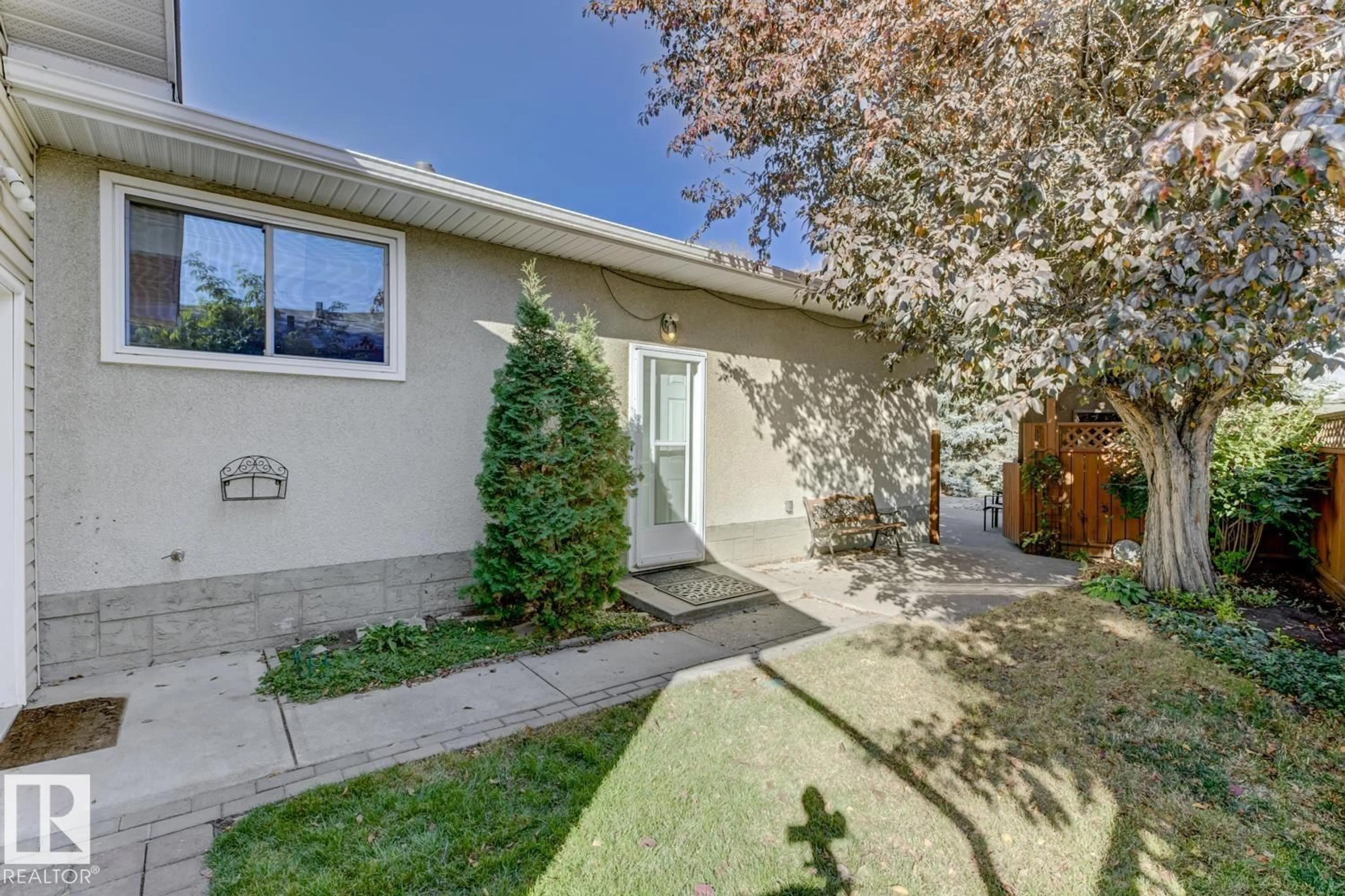 Patio, street for 1015 PARKER DR, Sherwood Park Alberta T8A1C5