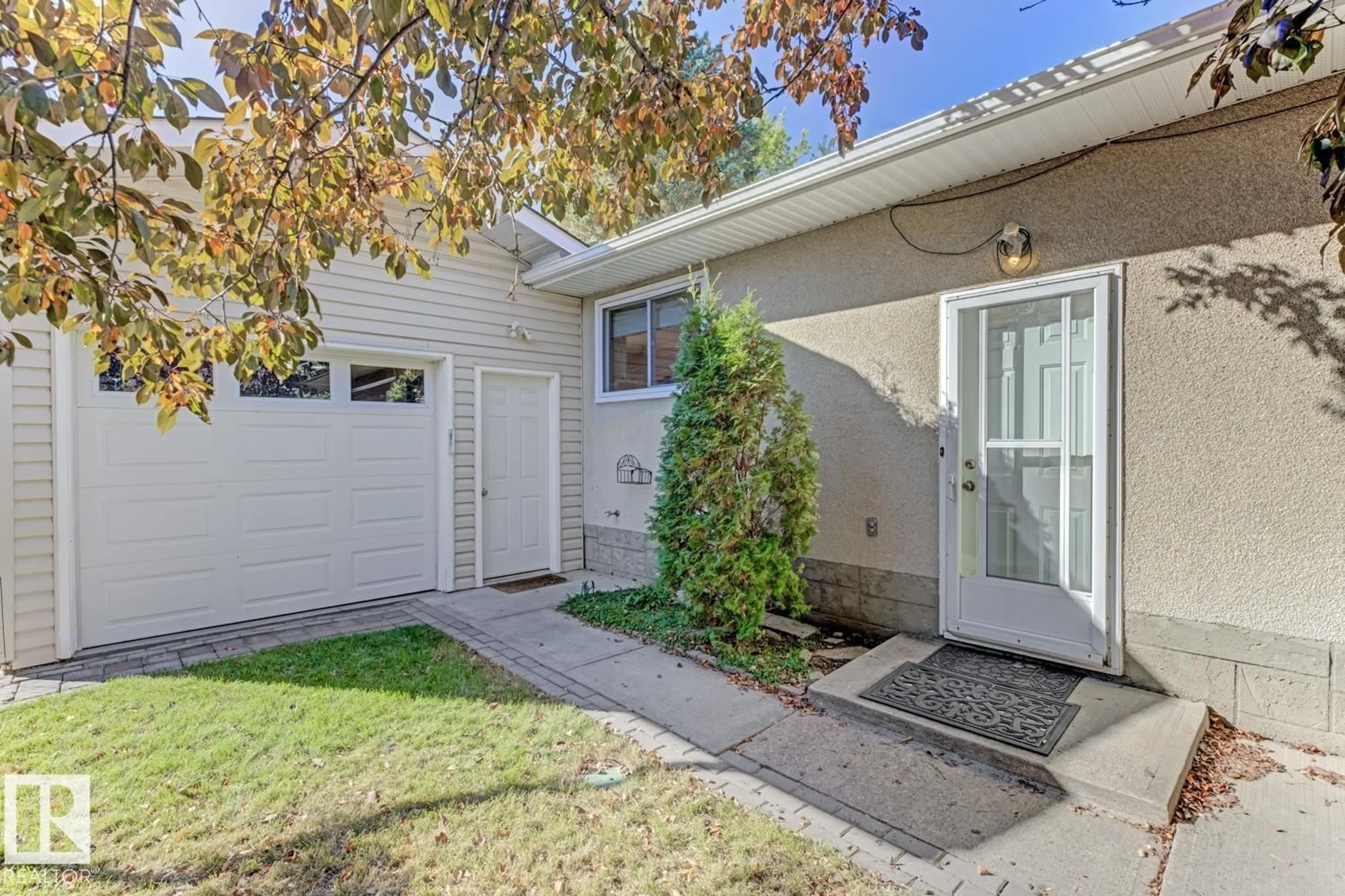 Home with vinyl exterior material, street for 1015 PARKER DR, Sherwood Park Alberta T8A1C5