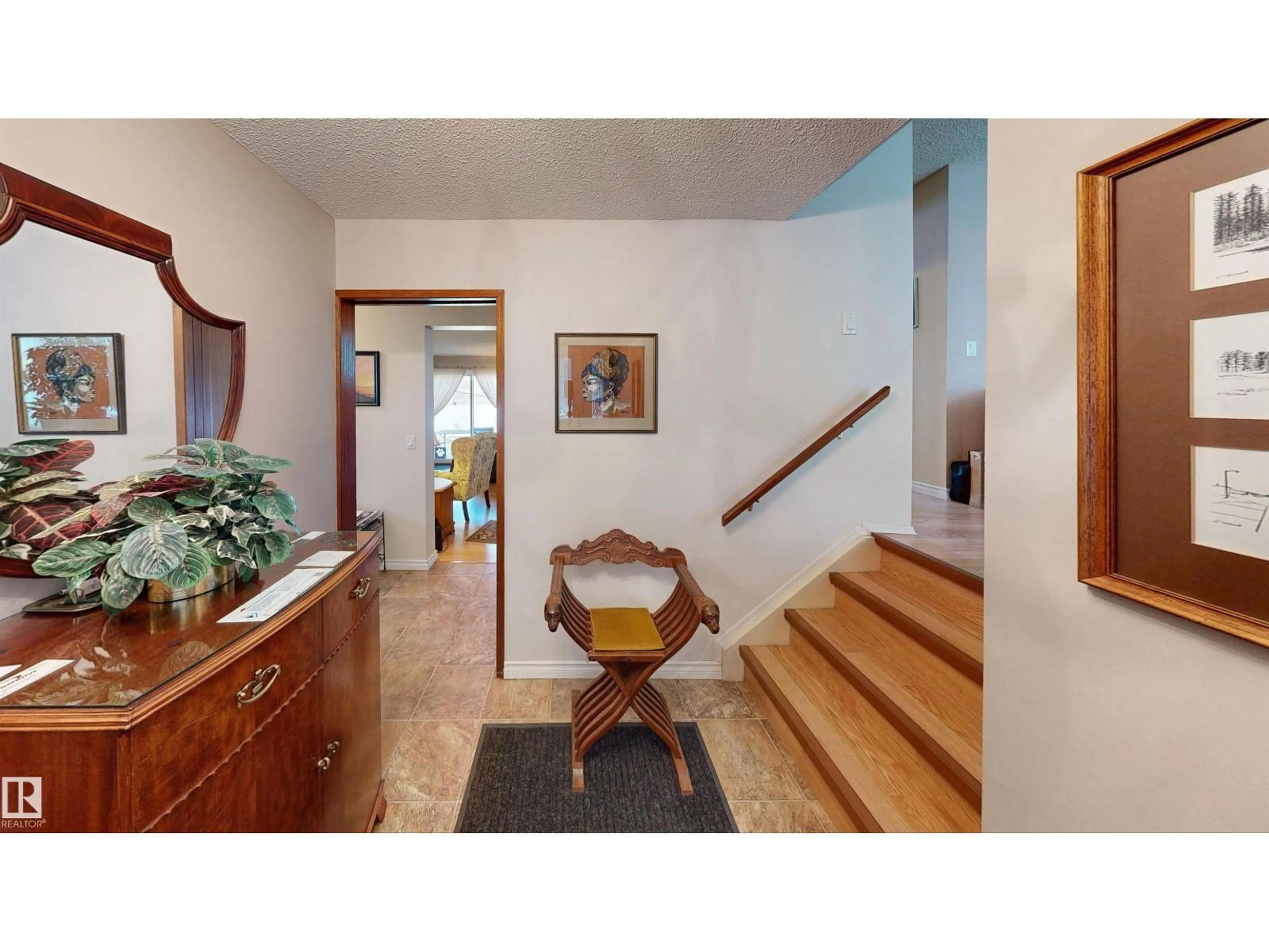 Indoor entryway for 16 GATEWOOD AV, St. Albert Alberta T8N0Z9