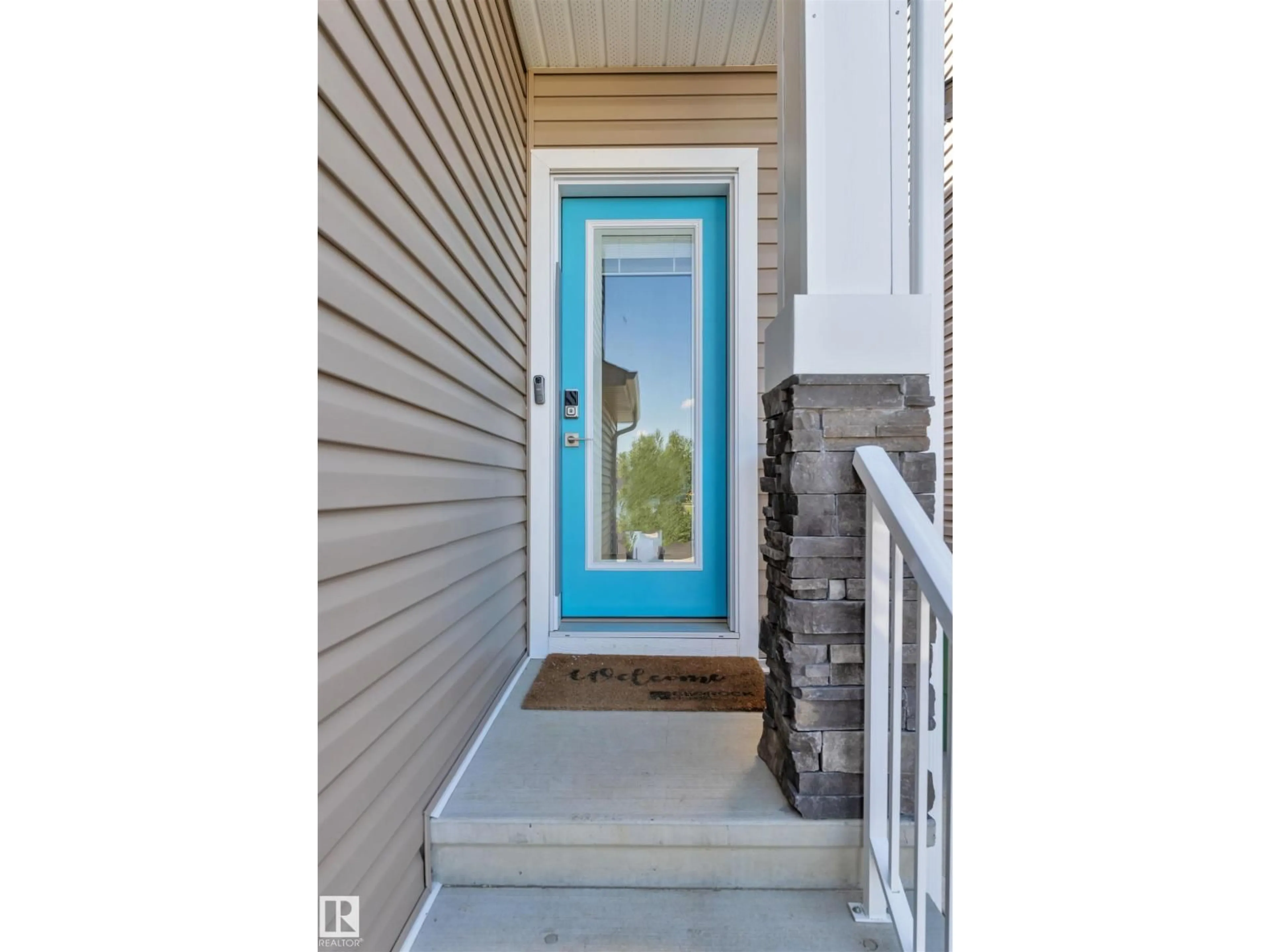 Indoor entryway for 611 31 AV, Edmonton Alberta T6T2V6