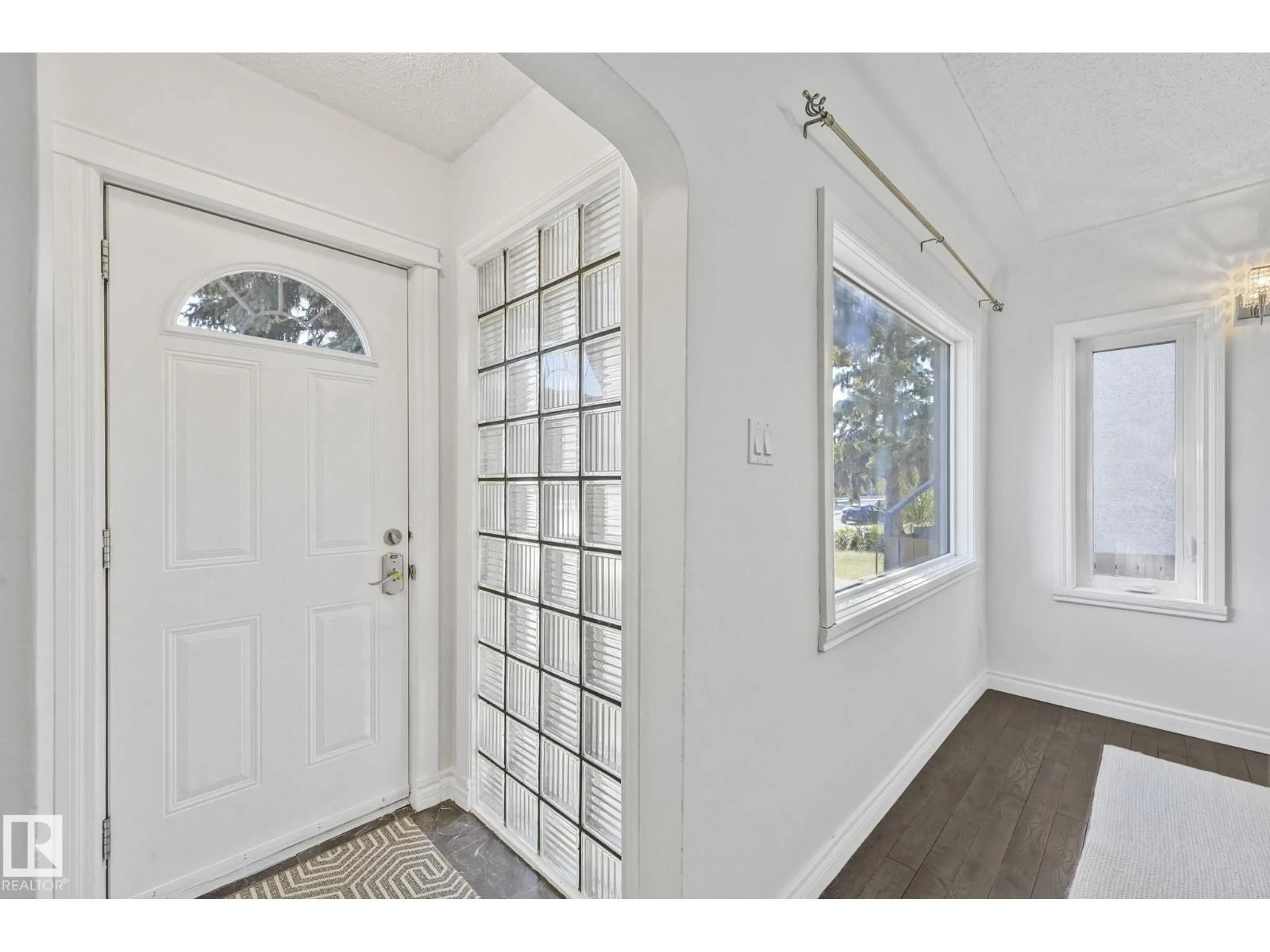 Indoor entryway for 10622 61 AV, Edmonton Alberta T6H1L7